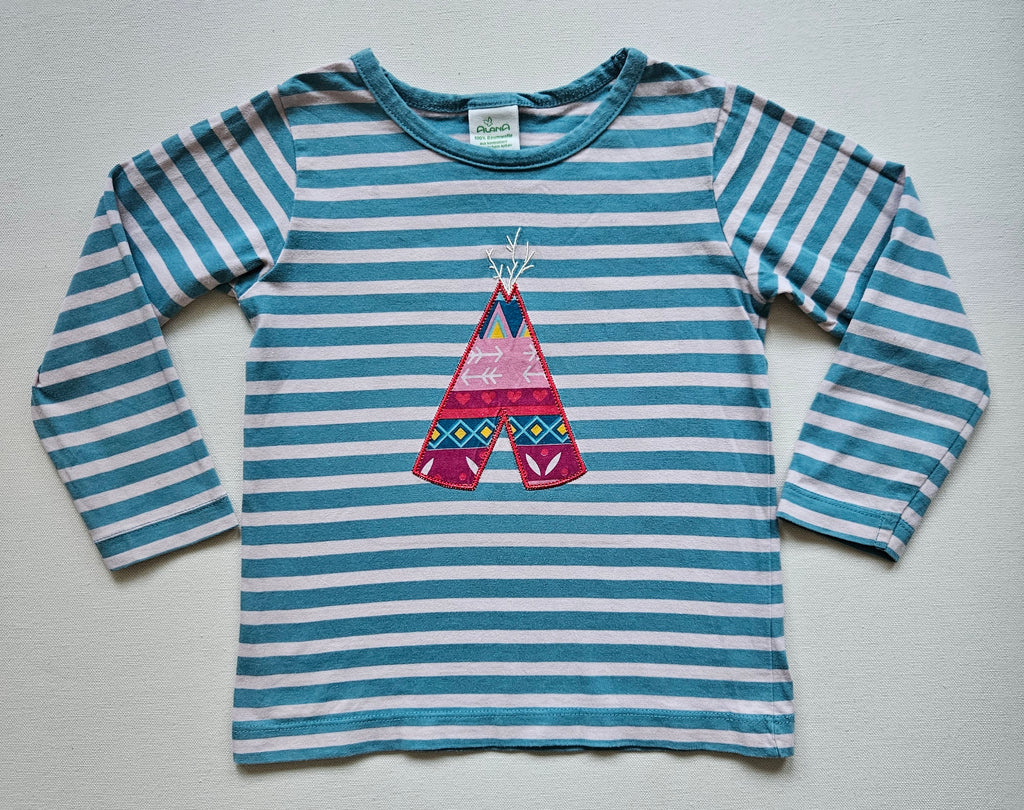 ALANA Langarmshirt mit bunter Tipi-Applikation 🎪 | Gr. 98