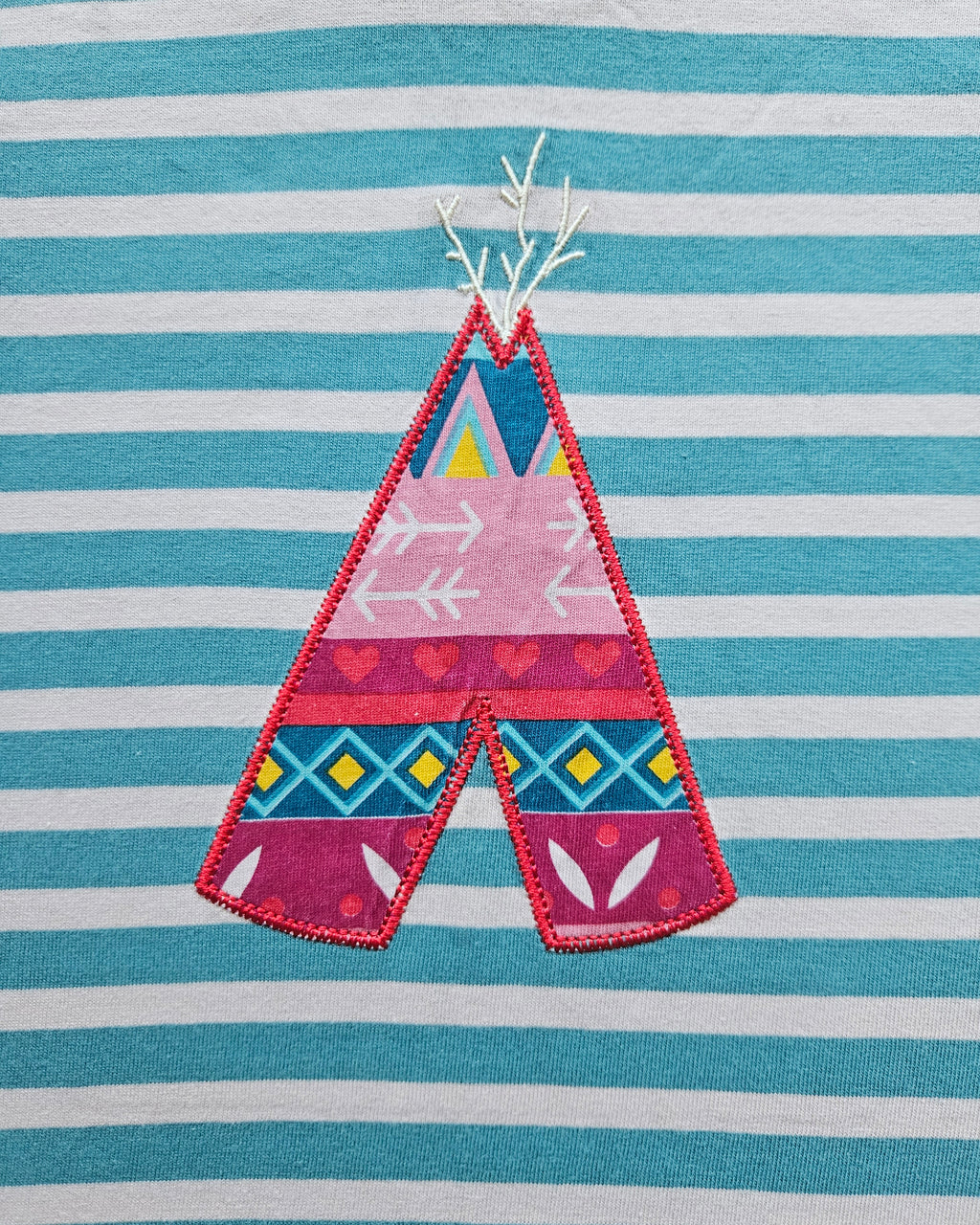 ALANA Langarmshirt mit bunter Tipi-Applikation 🎪 | Gr. 98