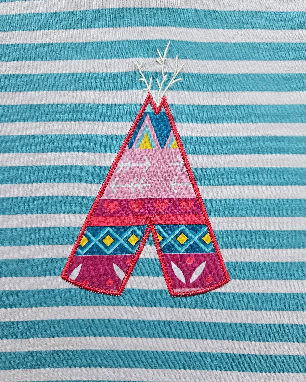 ALANA Langarmshirt mit bunter Tipi-Applikation 🎪 | Gr. 98