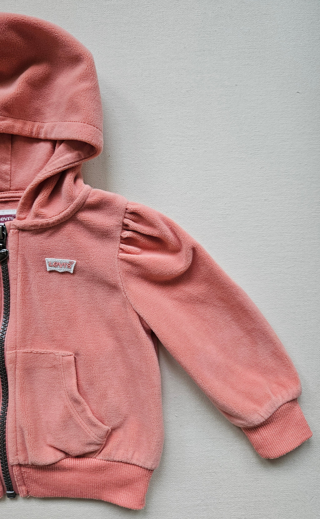 Levi’s Fleecejacke mit Kapuze & Puffärmeln  | Gr. 80