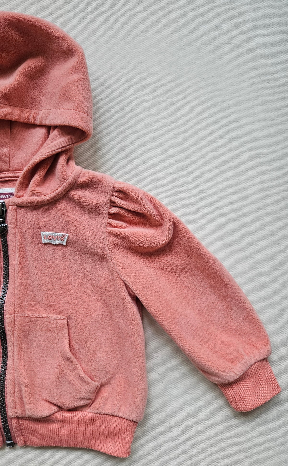Levi’s Fleecejacke mit Kapuze & Puffärmeln  | Gr. 80