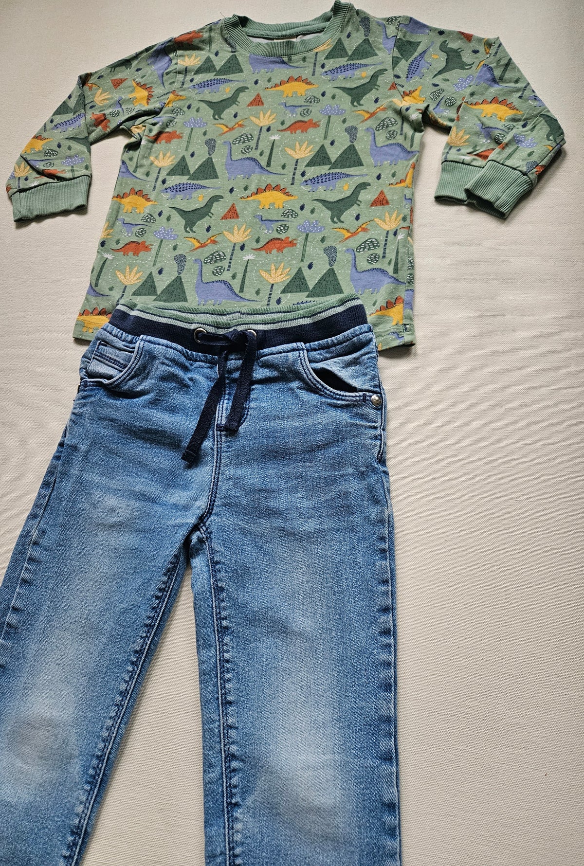 ALANA Dino-Outfit – Langarmshirt & Jeans 🦖 | Gr. 92/98