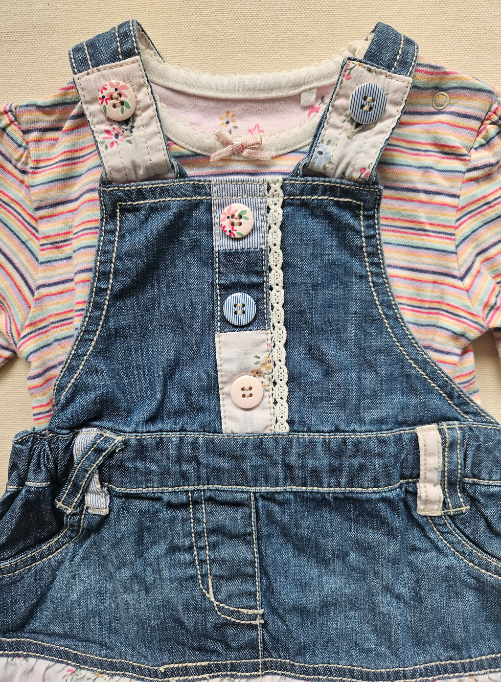 Next Baby 2-teiliges Set aus Jeans-Latzkleid & Langarmshirt | Gr. 68