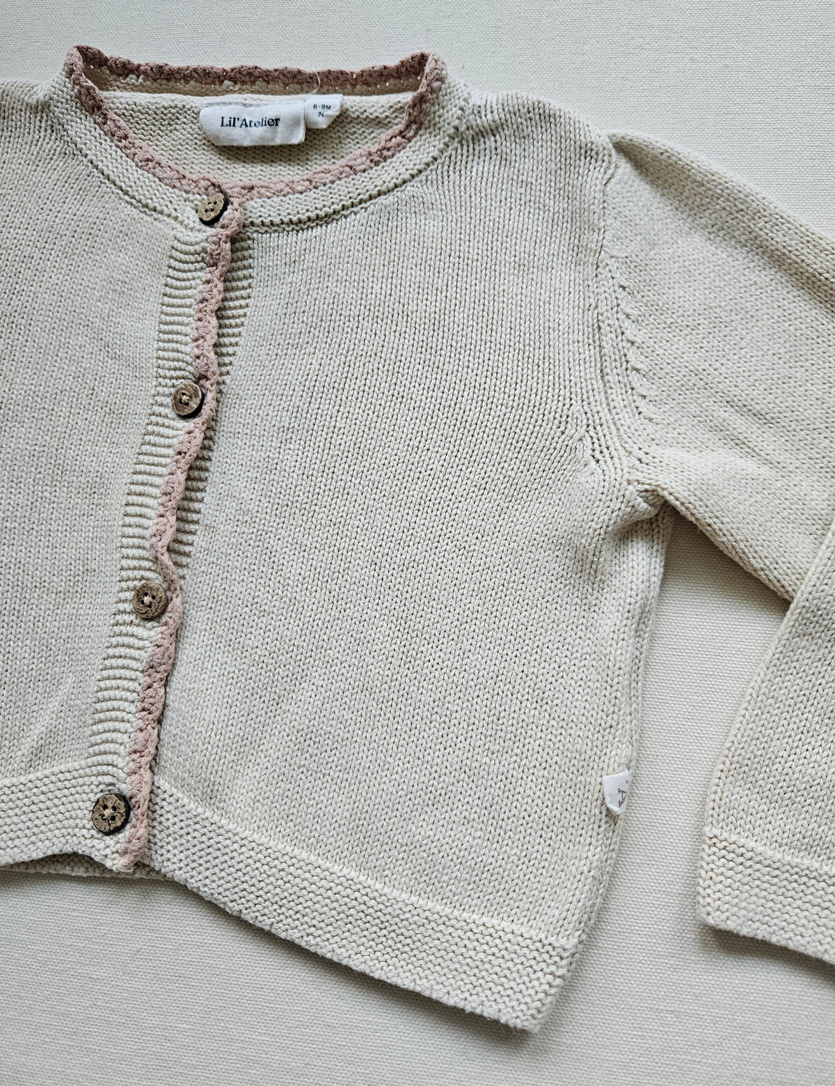 Lil’Atelier 2-teiliges Set mit Strickjacke & Blumenhose | Gr. 74
