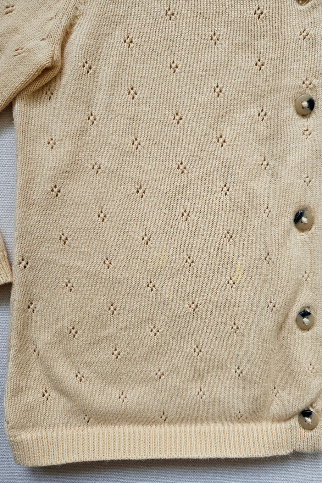 WHEAT Strickjacke – Zartgelb mit Lochstrickmuster | Gr. 104
