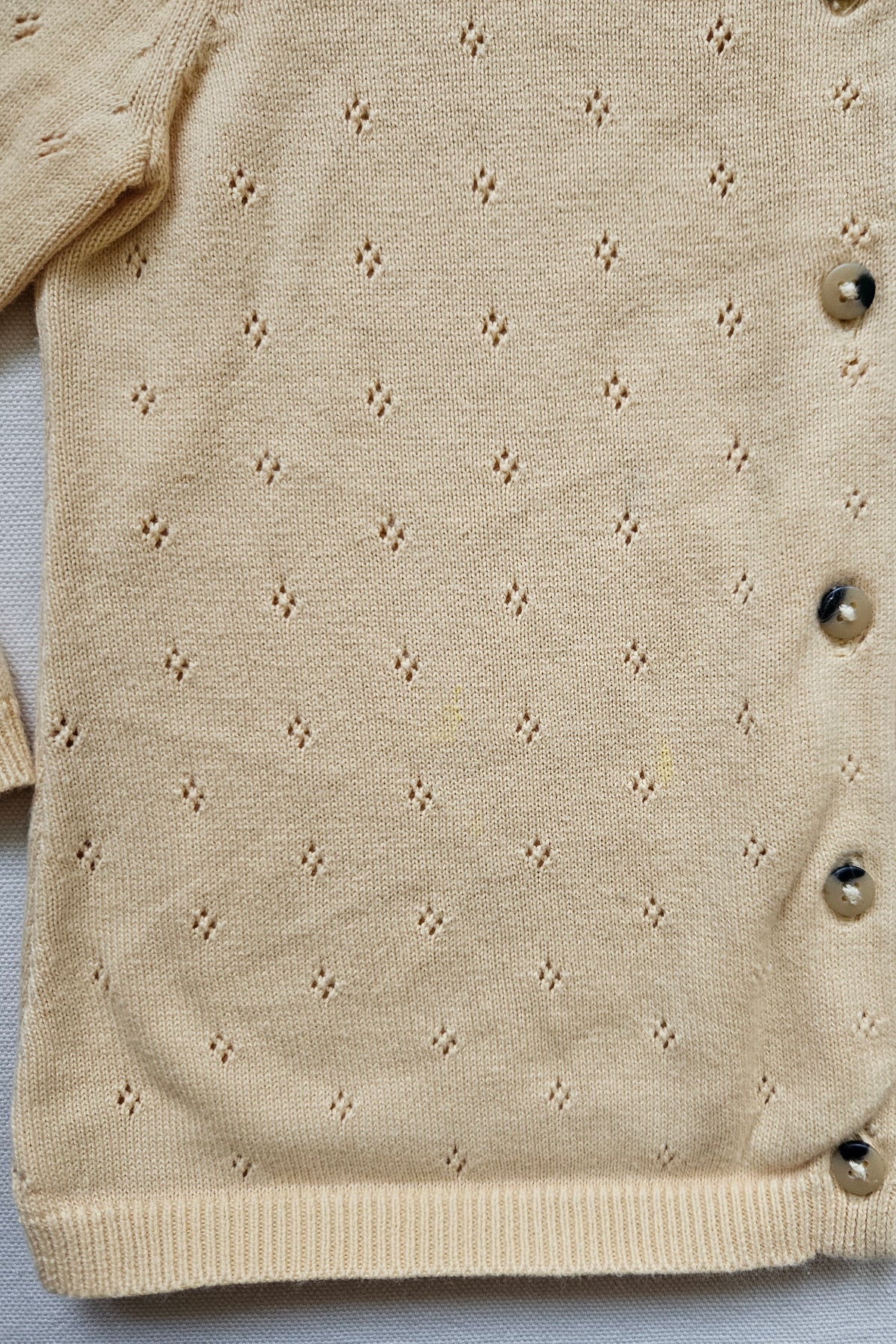 WHEAT Strickjacke – Zartgelb mit Lochstrickmuster | Gr. 104