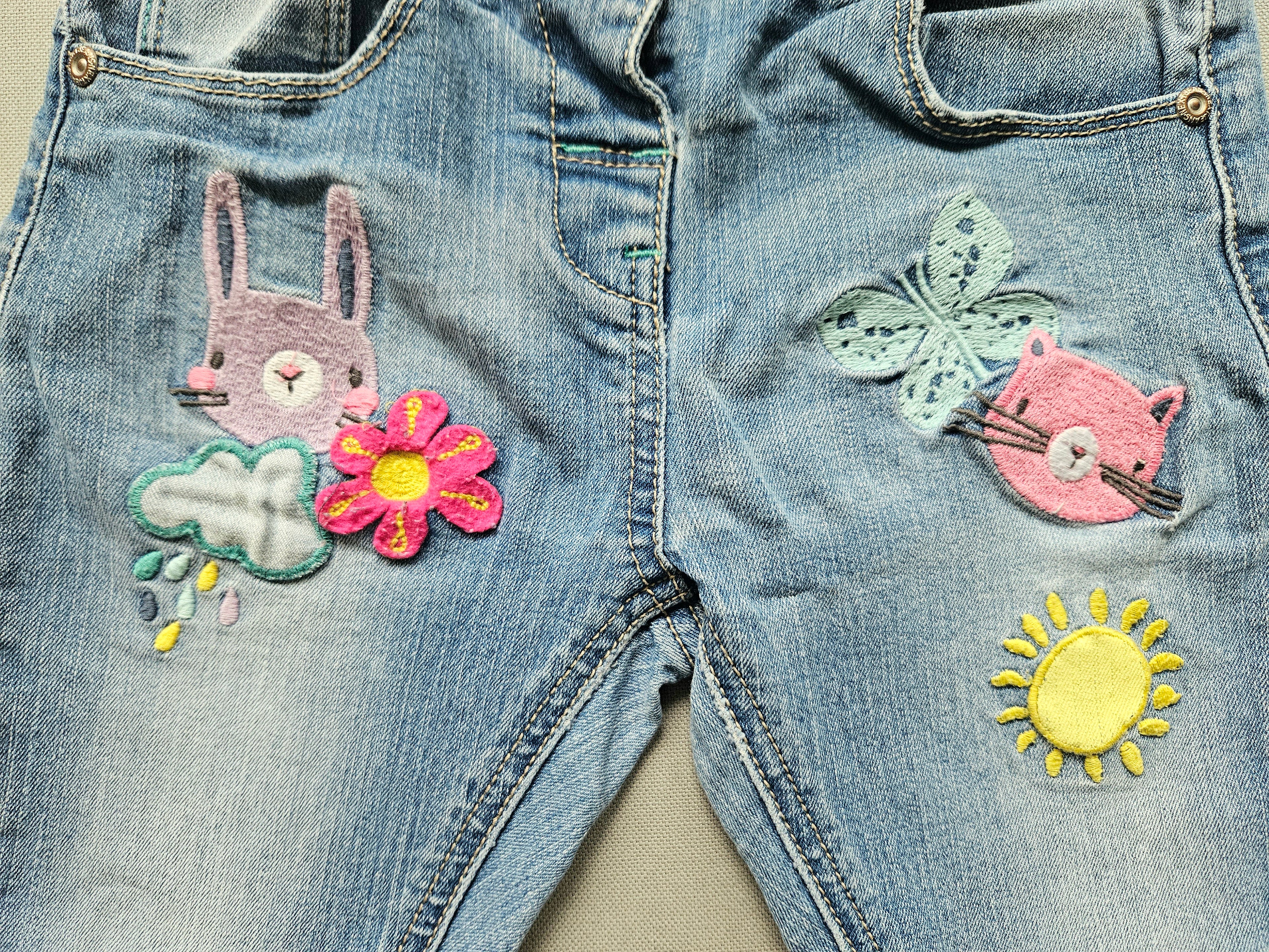 Jeansshorts mit Stickereien - Größe 116 - NEXT