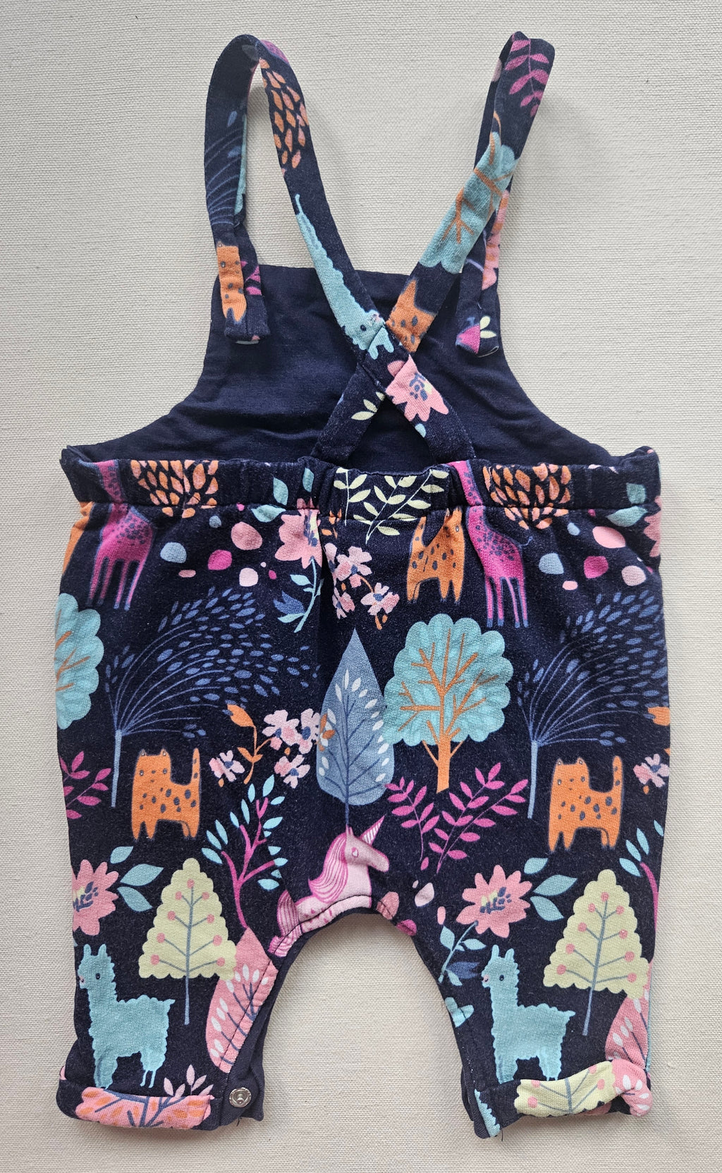 Next Latzspieler mit liebevollem Waldtier-Print 🌳🦄 | Gr. 56