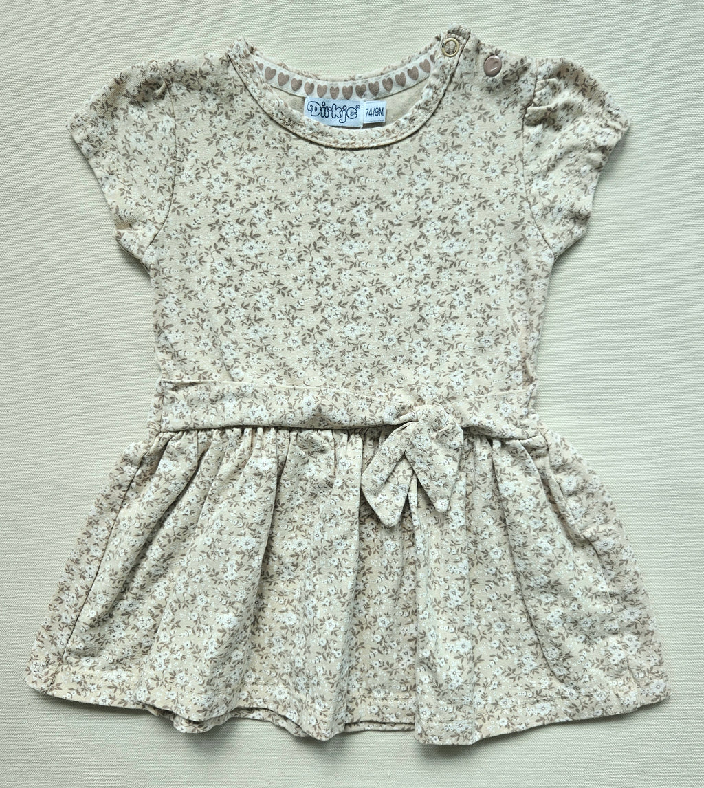 Dirkje Kleid mit Blumenmuster & Schleife | Gr. 74