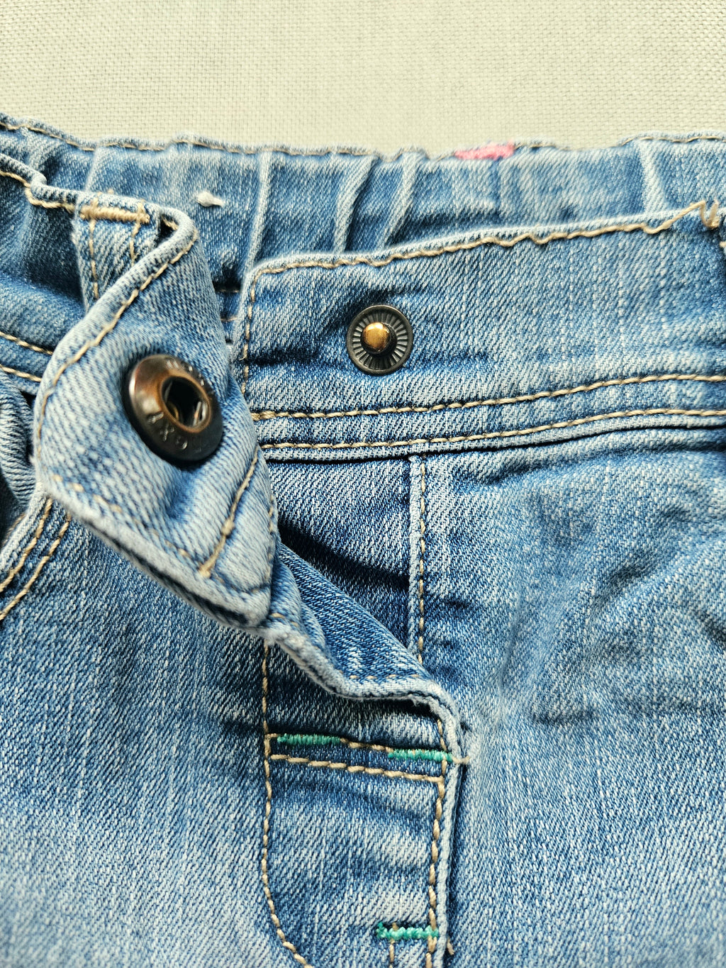 Jeansshorts mit Stickereien - Größe 116 - NEXT