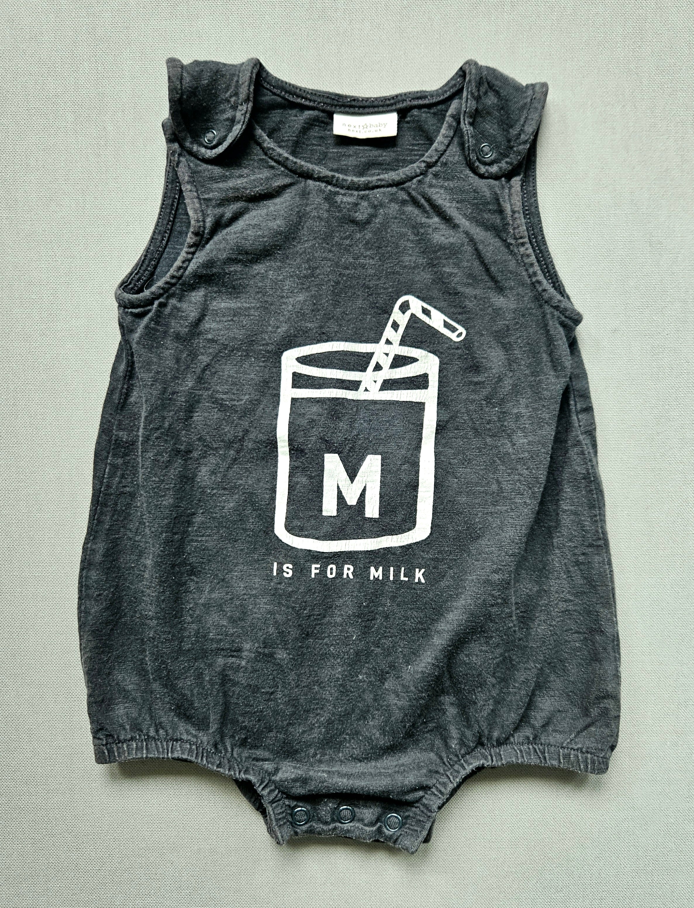 Next Baby Romper „M is for Milk“ – dunkelgrau 🥛 | Gr. 74