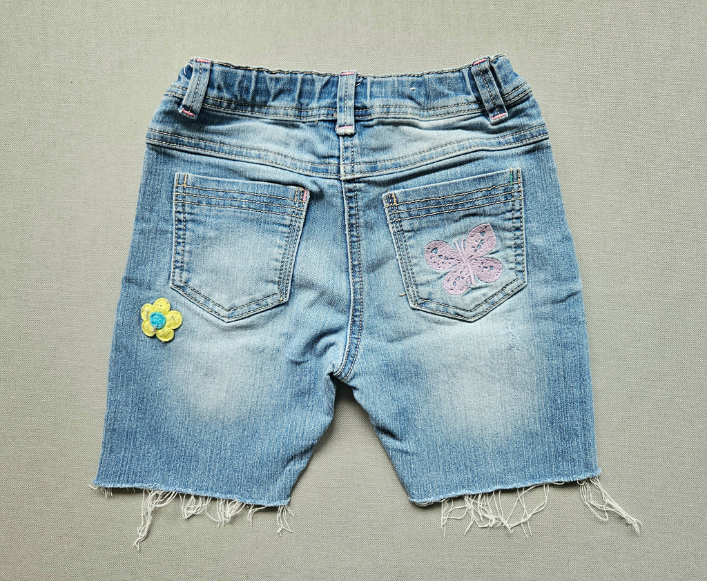 Jeansshorts mit Stickereien - Größe 116 - NEXT