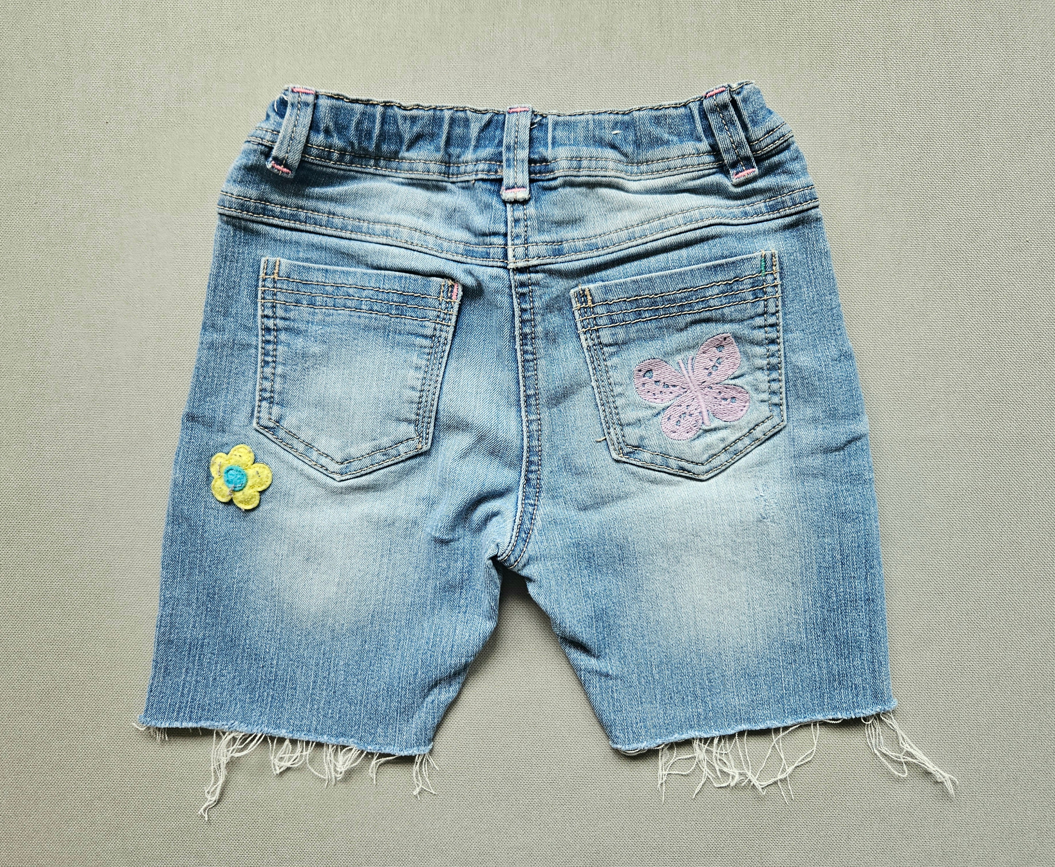 Jeansshorts mit Stickereien - Größe 116 - NEXT
