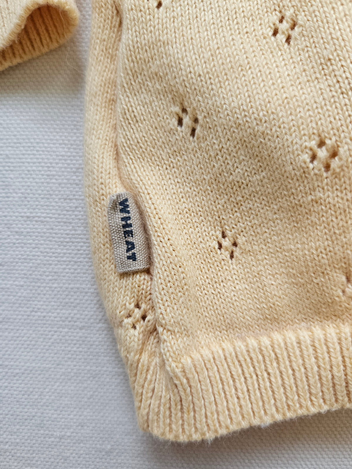 WHEAT Strickjacke – Zartgelb mit Lochstrickmuster | Gr. 104