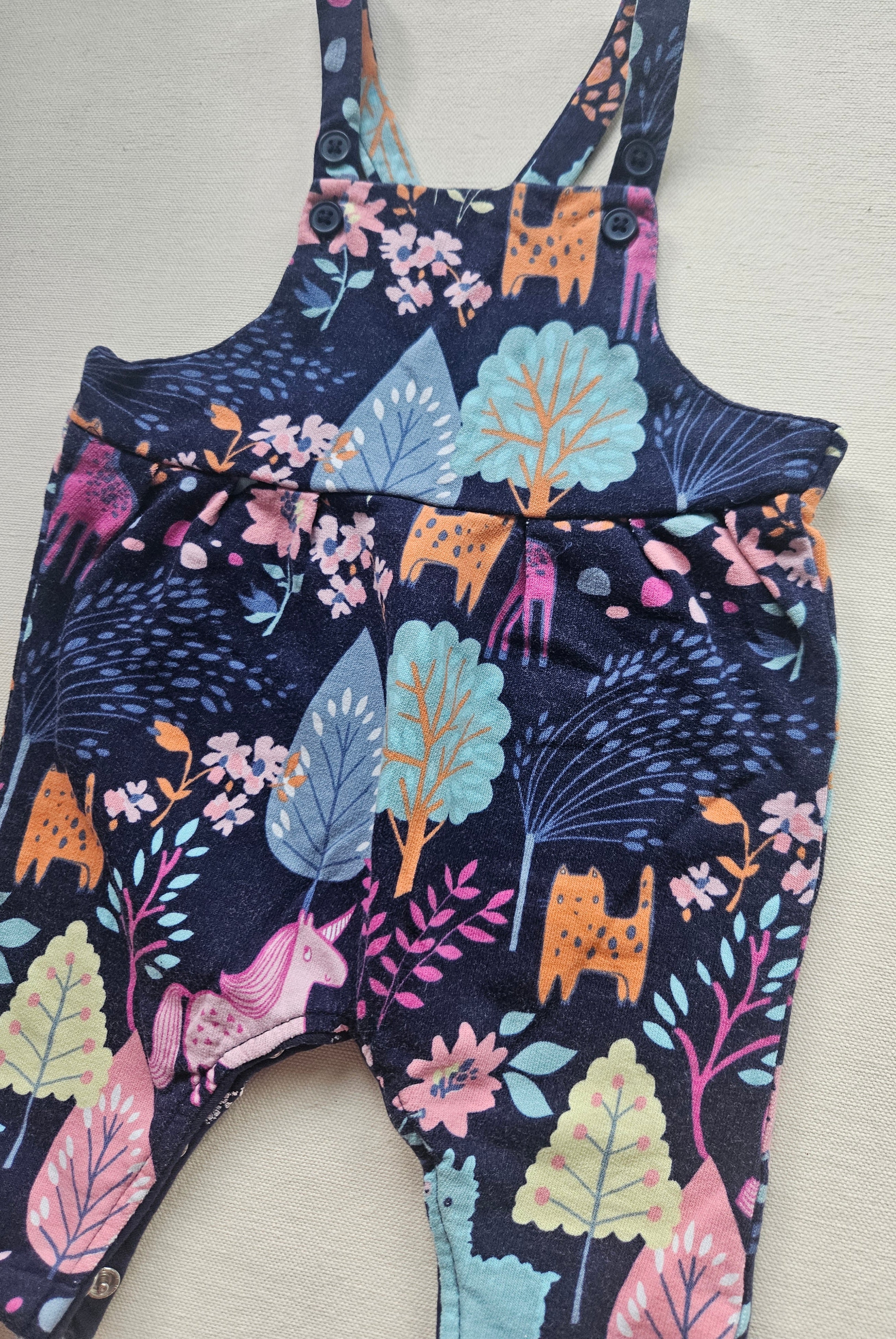 Next Latzspieler mit liebevollem Waldtier-Print 🌳🦄 | Gr. 56