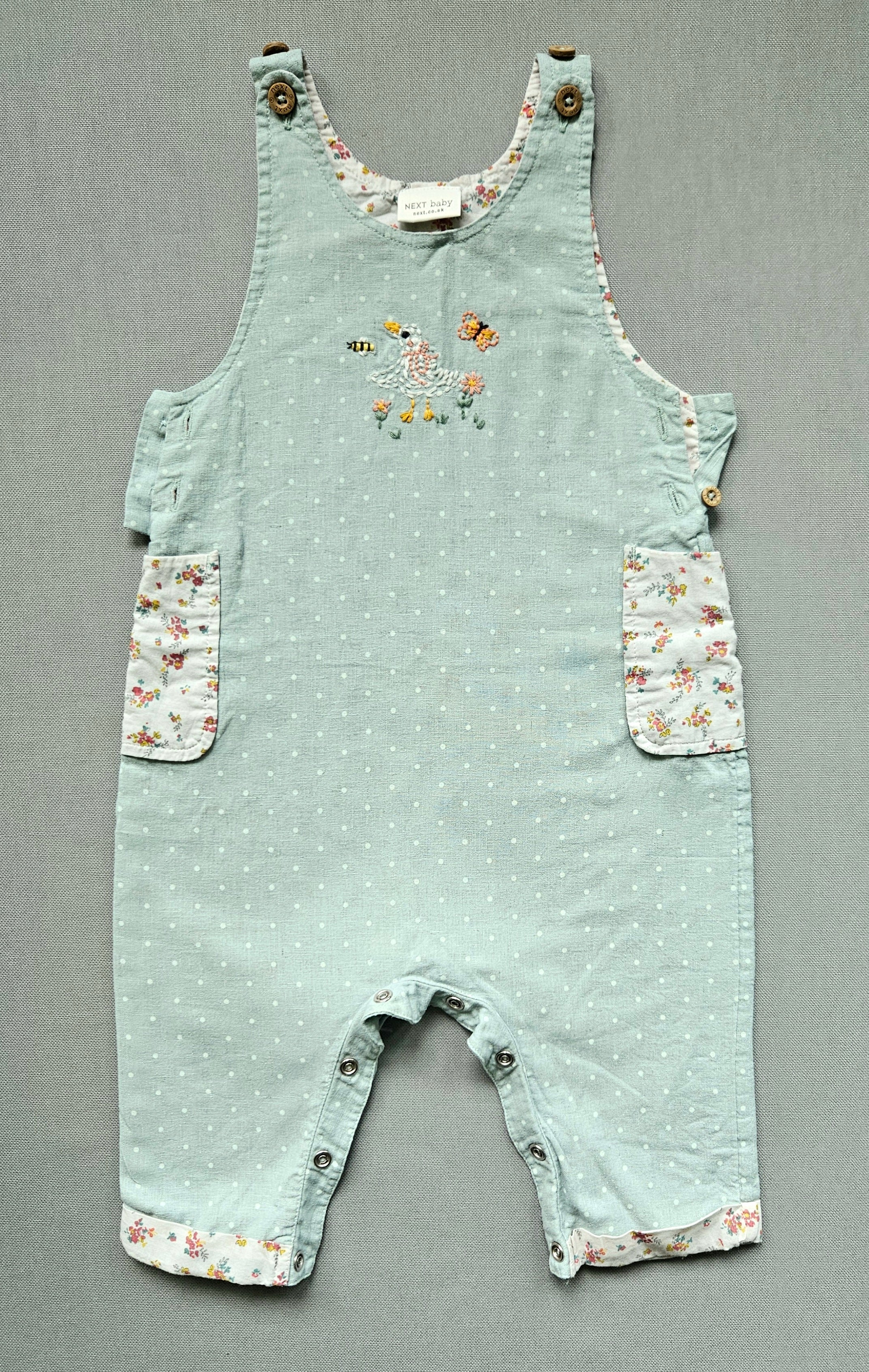 Next Latzoverall mit liebevollen Stickdetails | Gr. 74