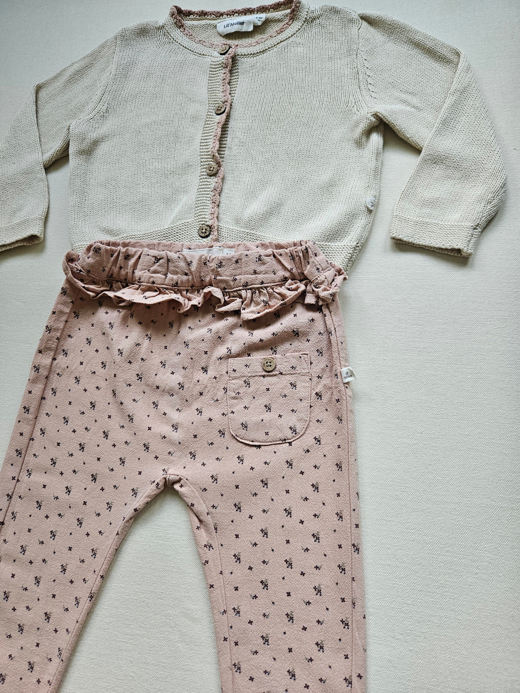 Lil’Atelier 2-teiliges Set mit Strickjacke & Blumenhose | Gr. 74