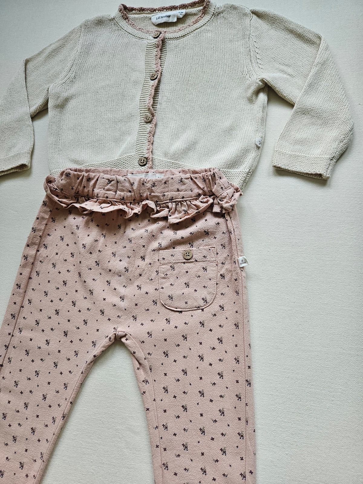Lil’Atelier 2-teiliges Set mit Strickjacke & Blumenhose | Gr. 74