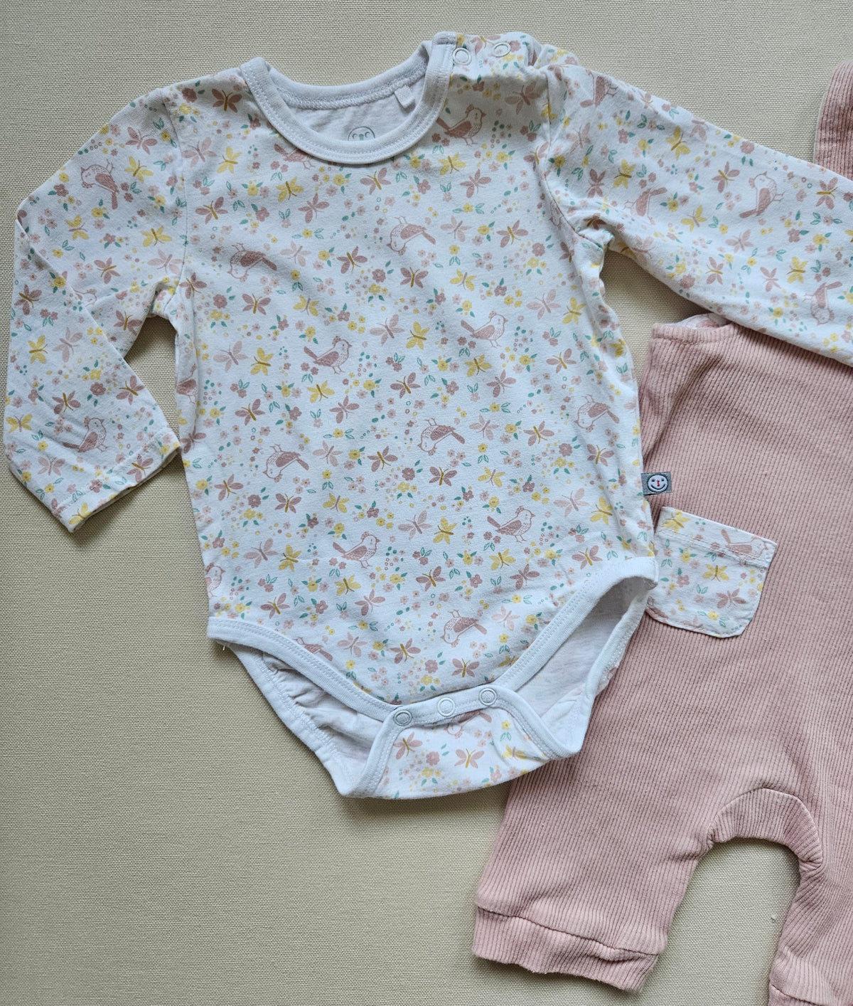 Liegelind 2-teiliges Baby-Set – Latzoverall & Blumenbody | Gr. 62/68
