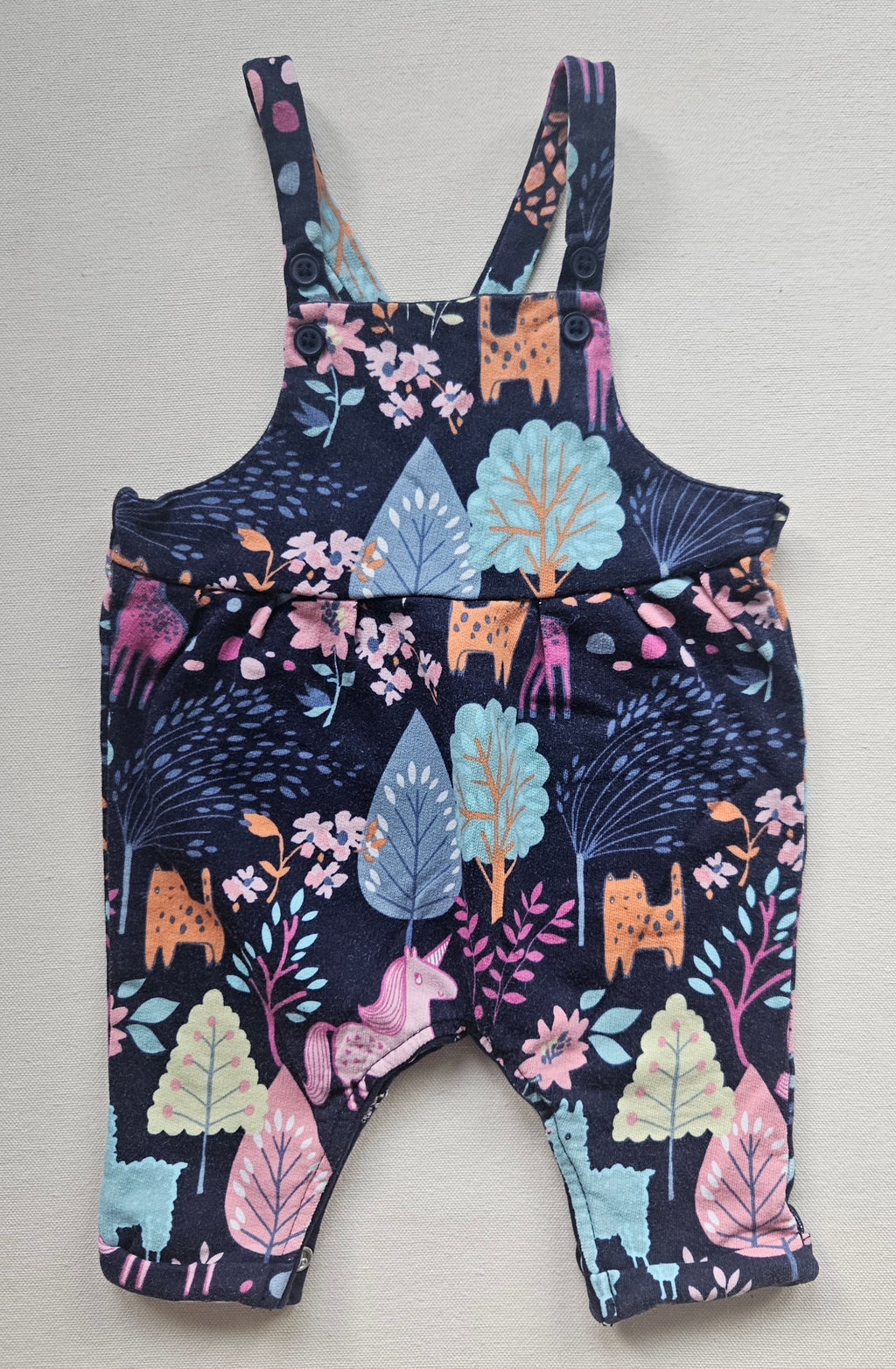 Next Latzspieler mit liebevollem Waldtier-Print 🌳🦄 | Gr. 56