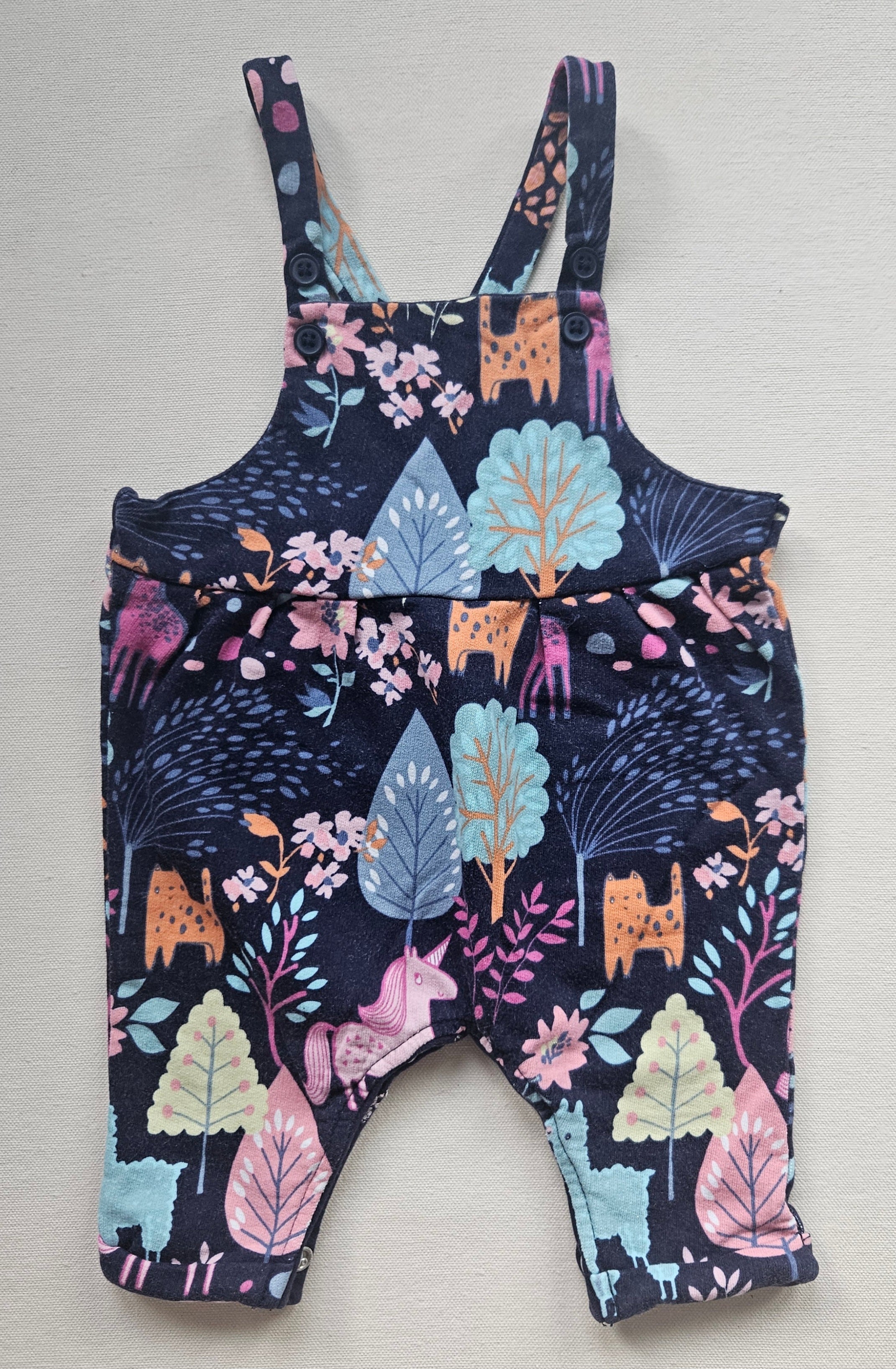 Next Latzspieler mit liebevollem Waldtier-Print 🌳🦄 | Gr. 56