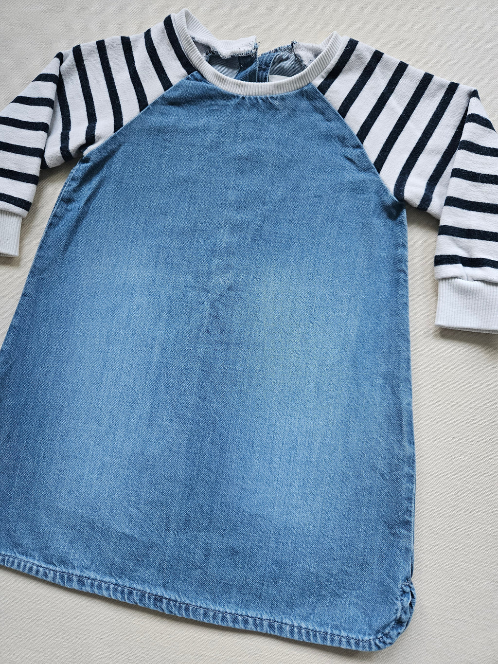 NEXT Denim-Kleid mit Streifenärmeln | Gr. 86