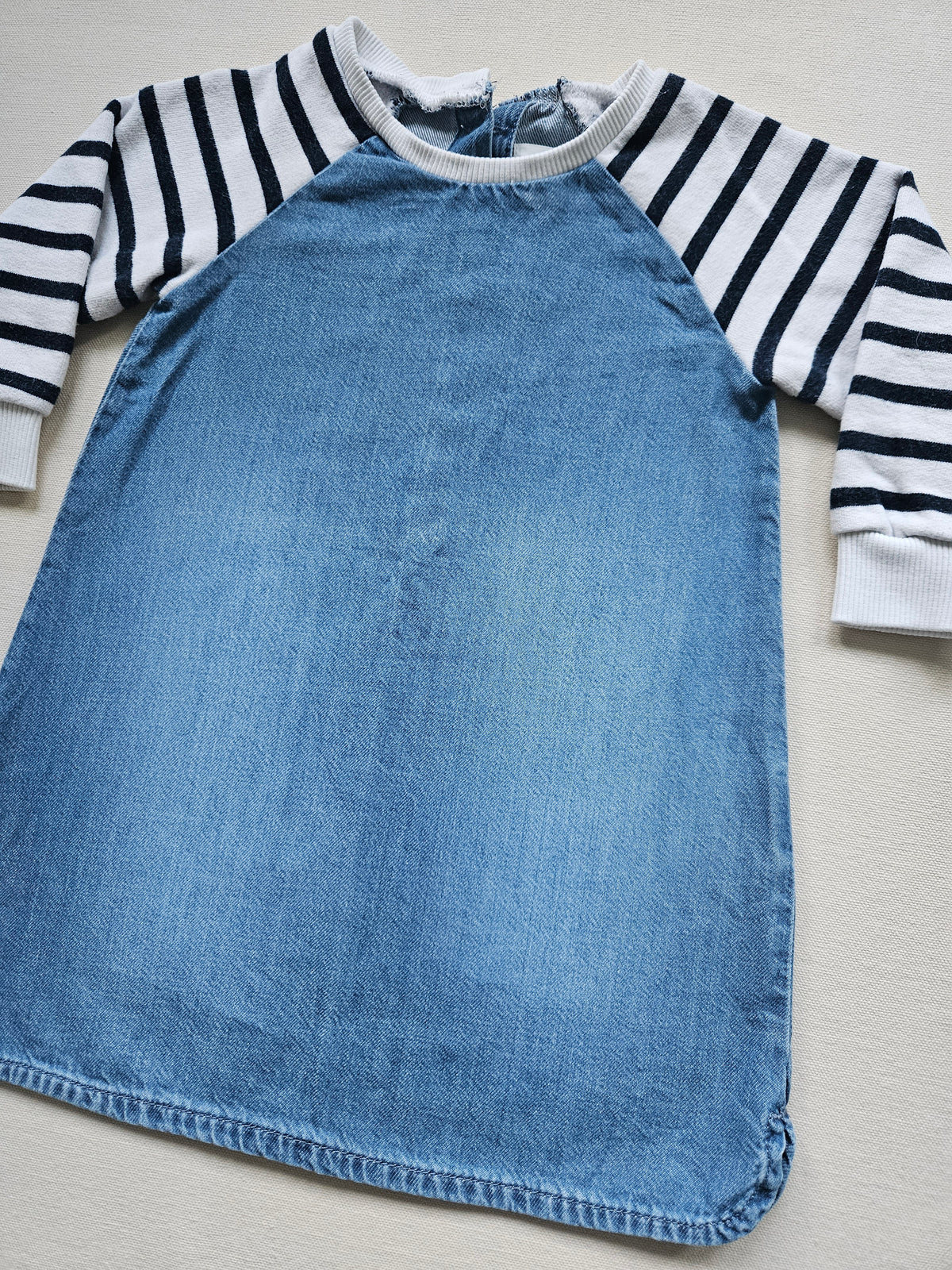 NEXT Denim-Kleid mit Streifenärmeln | Gr. 86