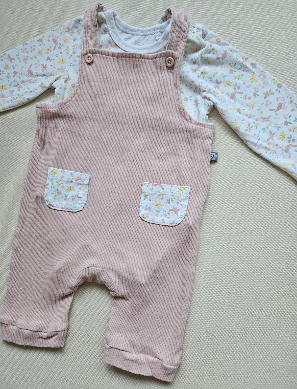 Liegelind 2-teiliges Baby-Set – Latzoverall & Blumenbody | Gr. 62/68