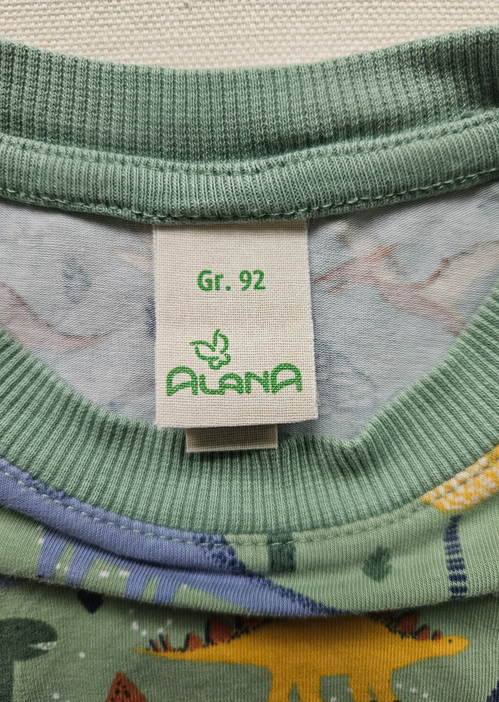 ALANA Dino-Outfit – Langarmshirt & Jeans 🦖 | Gr. 92/98