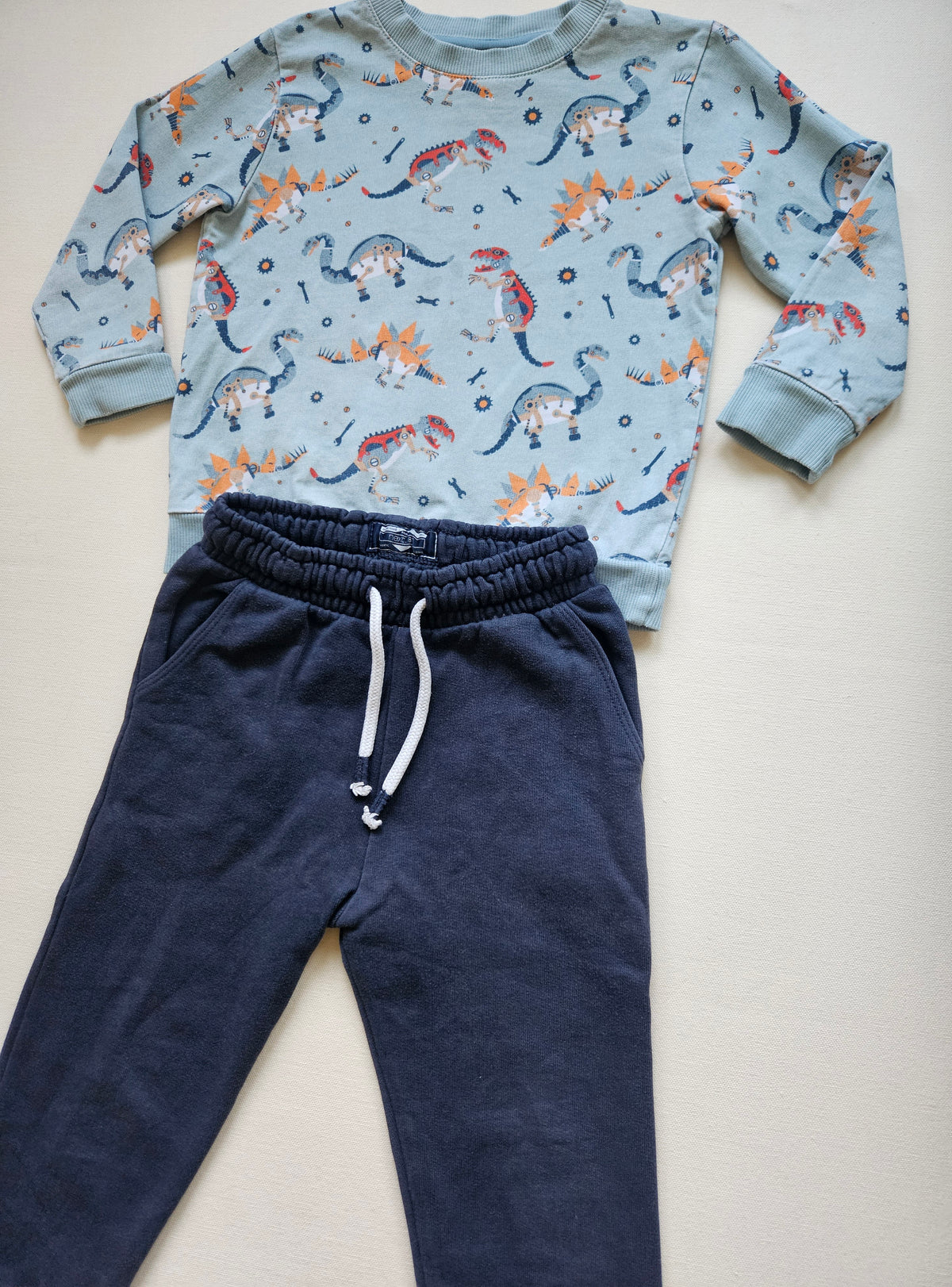 ALANA & NEXT Jungen-Set – Dino-Sweatshirt & Jogginghose 🦕 | Gr. 98