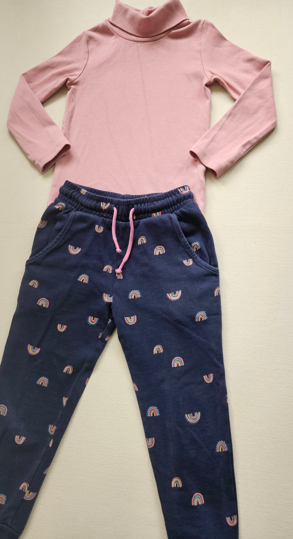 Next 2-teiliges Outfit mit Regenbogenhose 🌈 | Gr. 110