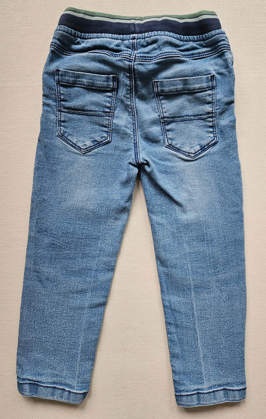ALANA Dino-Outfit – Langarmshirt & Jeans 🦖 | Gr. 92/98
