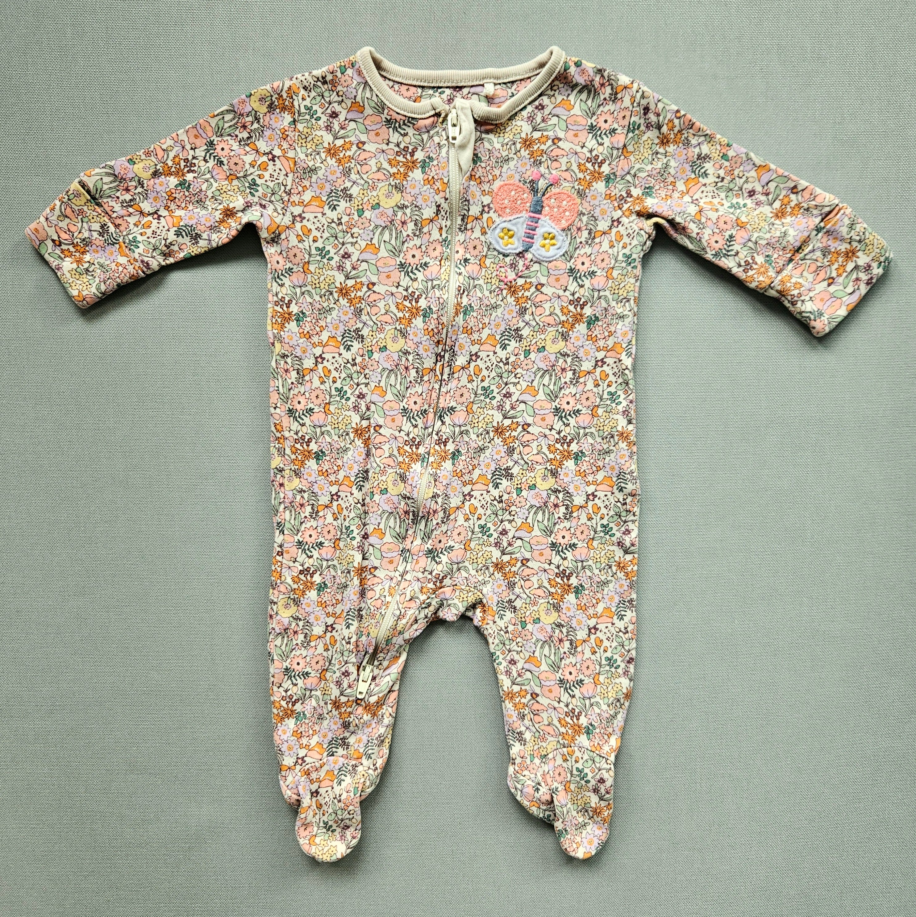 Next Baby Strampler mit Blumenprint & Schmetterlingsstickerei | Gr. 56