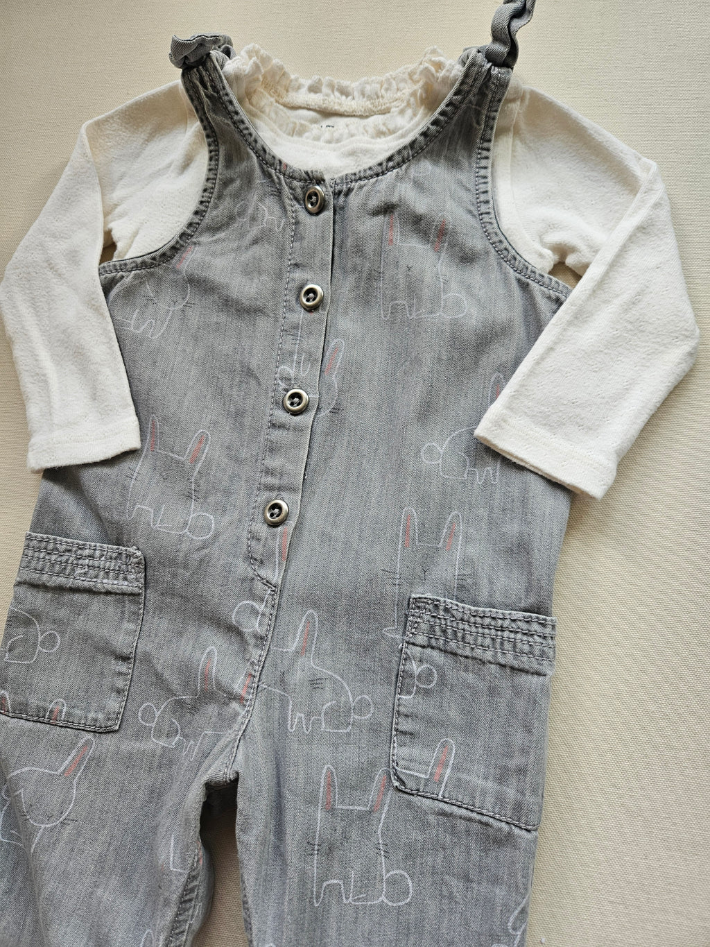 Next Latzoverall mit Hasenmotiv & Langarmshirt 🐇 | Gr. 86