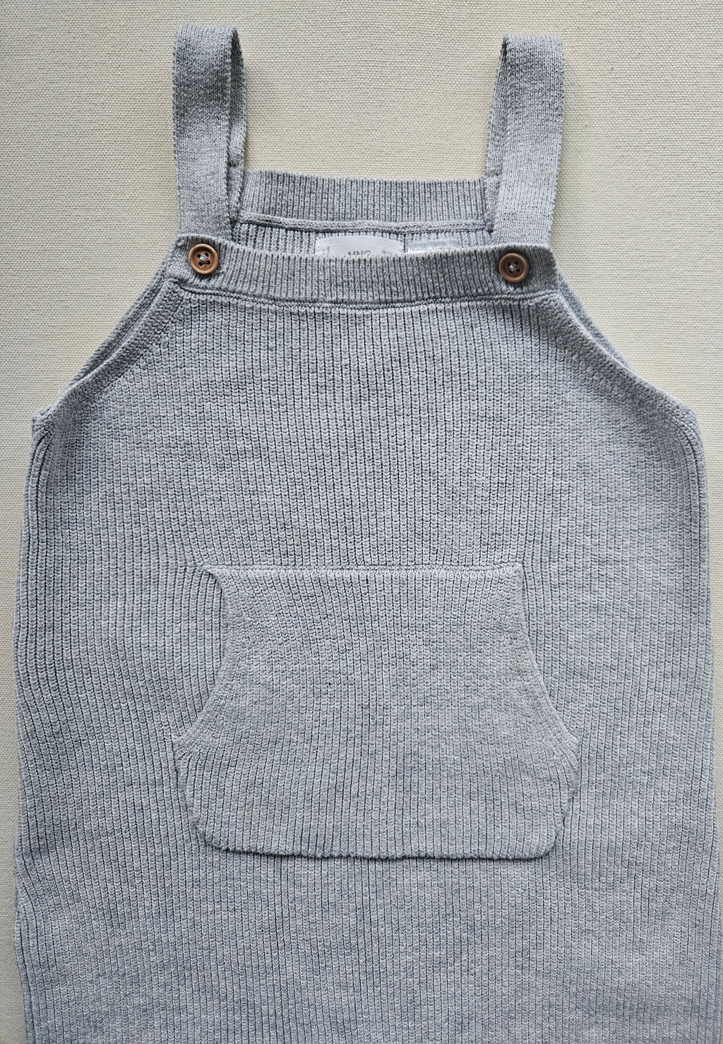 MANGO Strick-Latzhose grau mit Bauchtasche | Gr. 92
