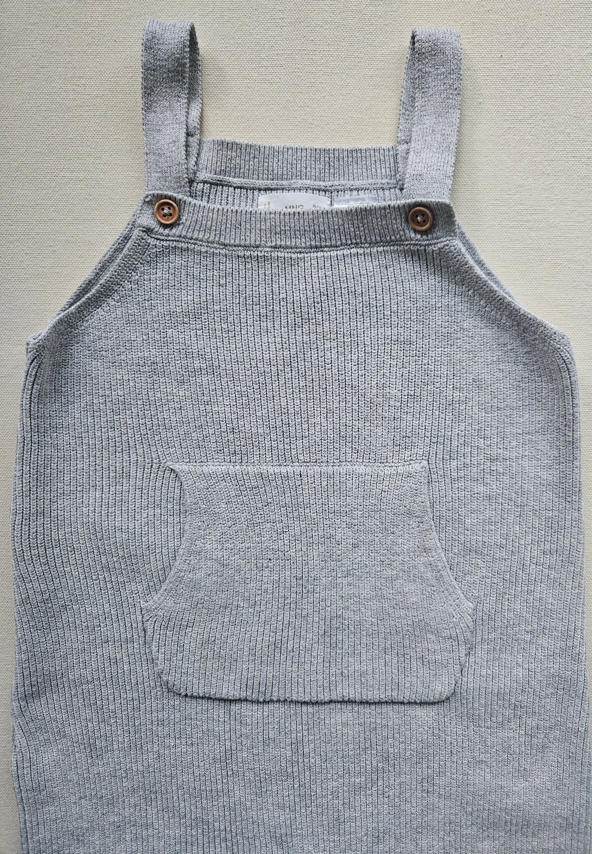 MANGO Strick-Latzhose grau mit Bauchtasche | Gr. 92