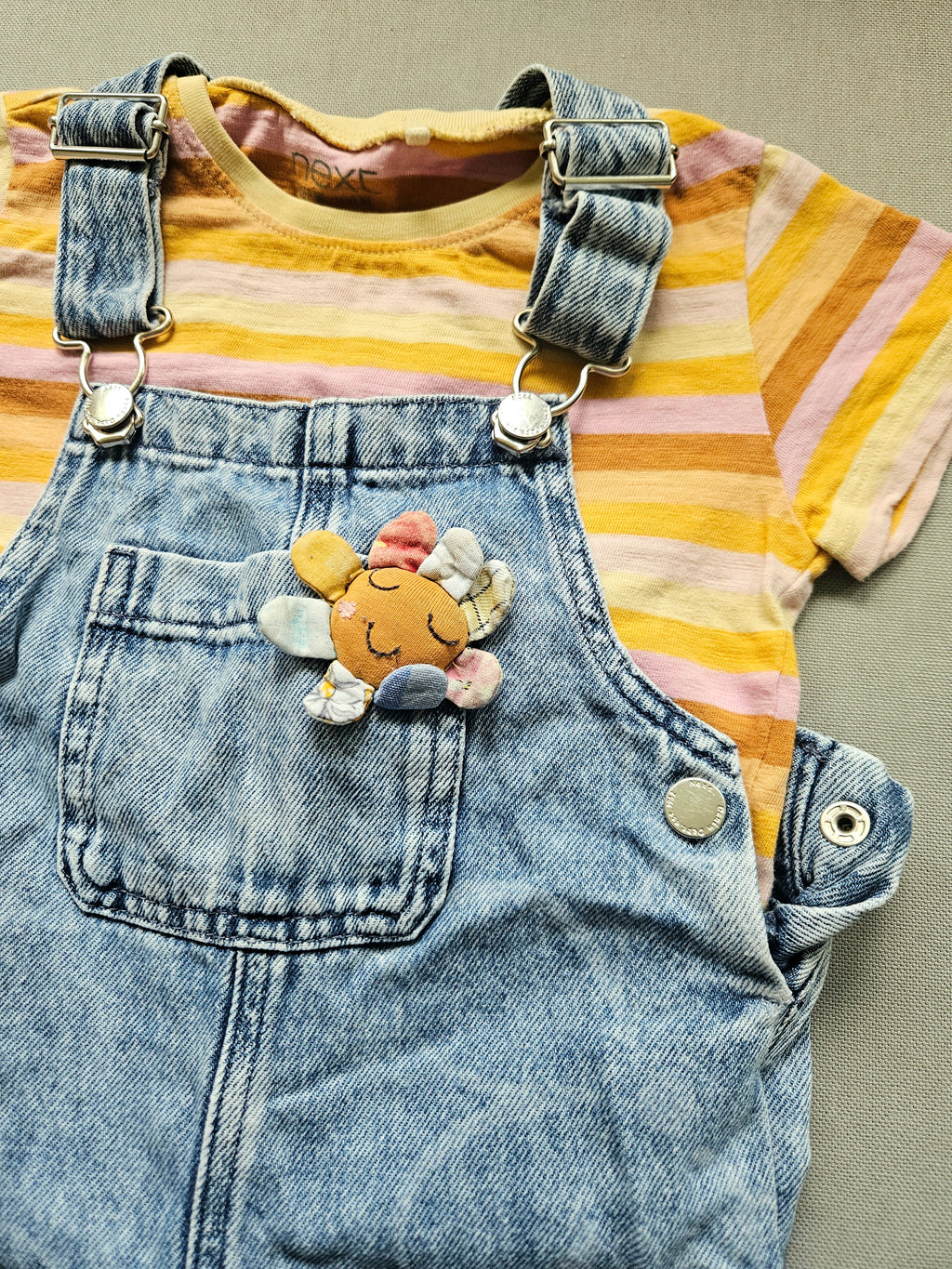 Outfit Jeans-Latzhose + T-Shirt - Größe 86 - NEXT