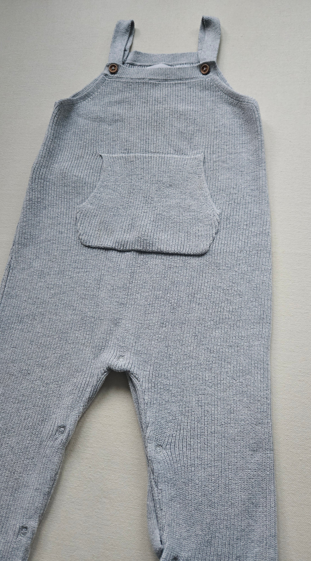 MANGO Strick-Latzhose grau mit Bauchtasche | Gr. 92