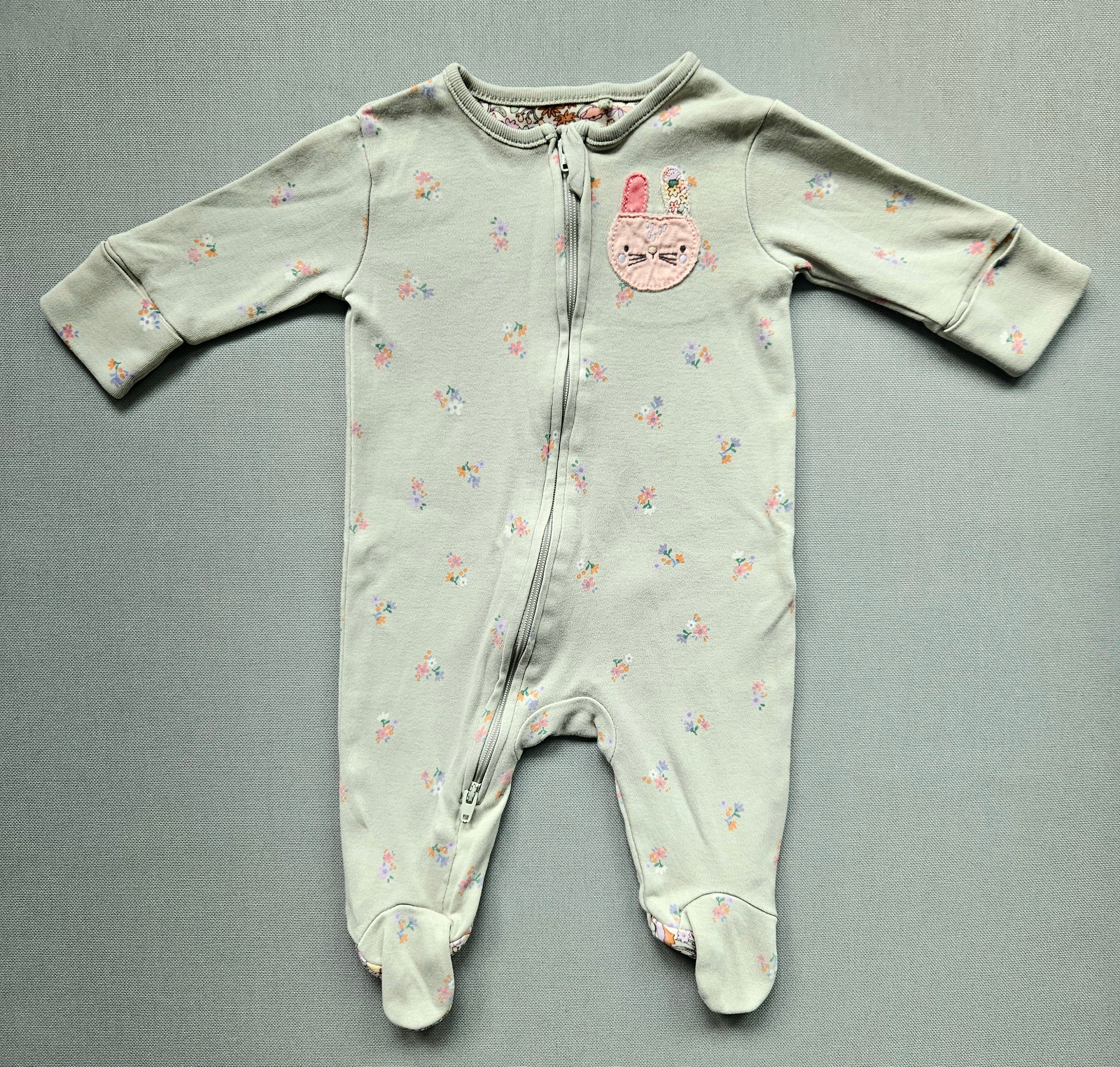 Next Baby Strampler mit Blumenprint & Hasenstickerei | Gr. 56