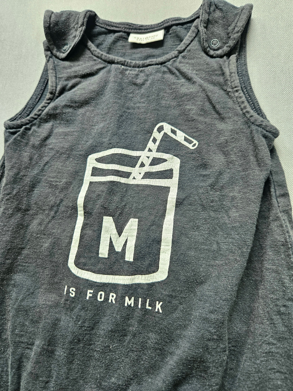 Next Baby Romper „M is for Milk“ – dunkelgrau 🥛 | Gr. 74