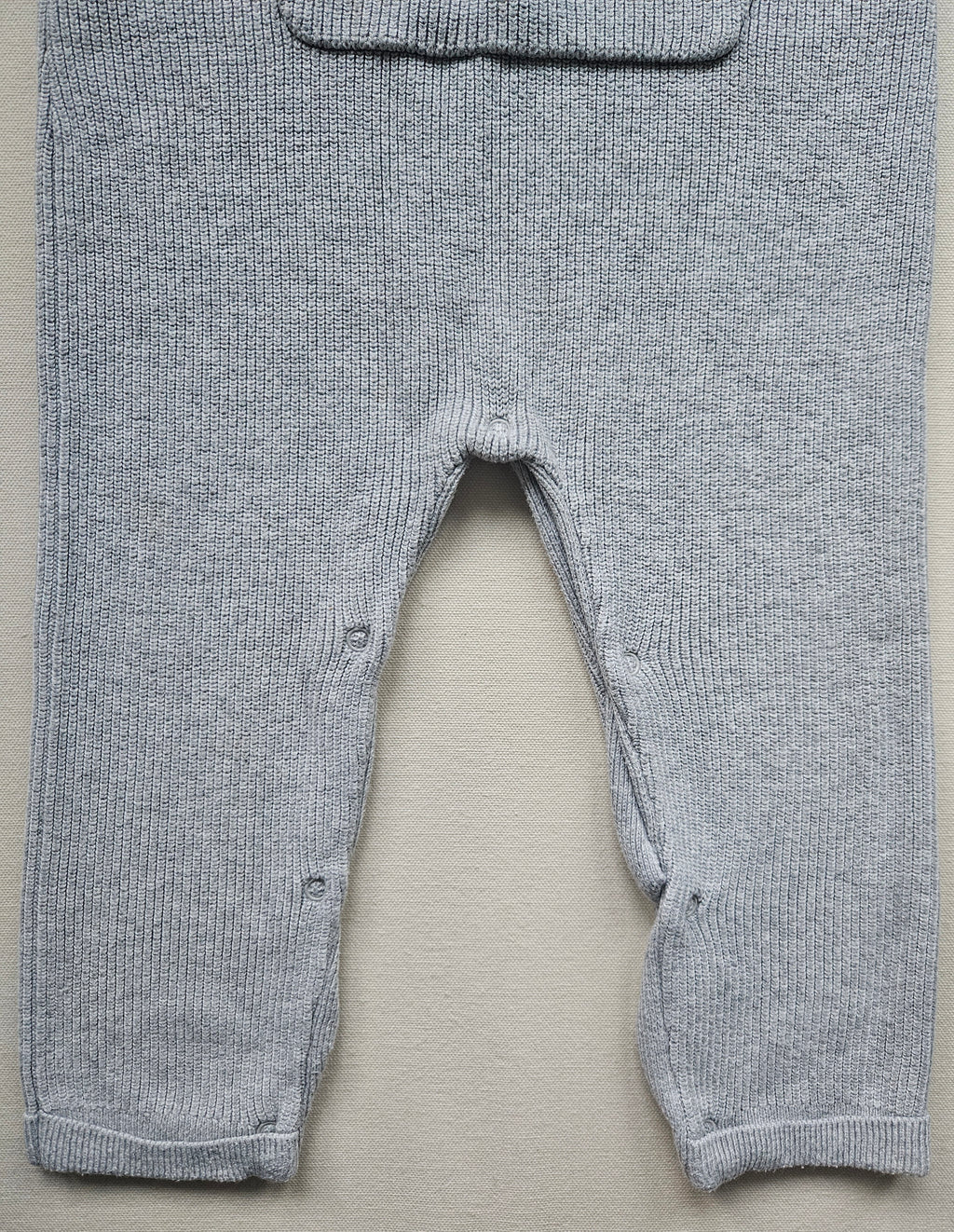 MANGO Strick-Latzhose grau mit Bauchtasche | Gr. 92