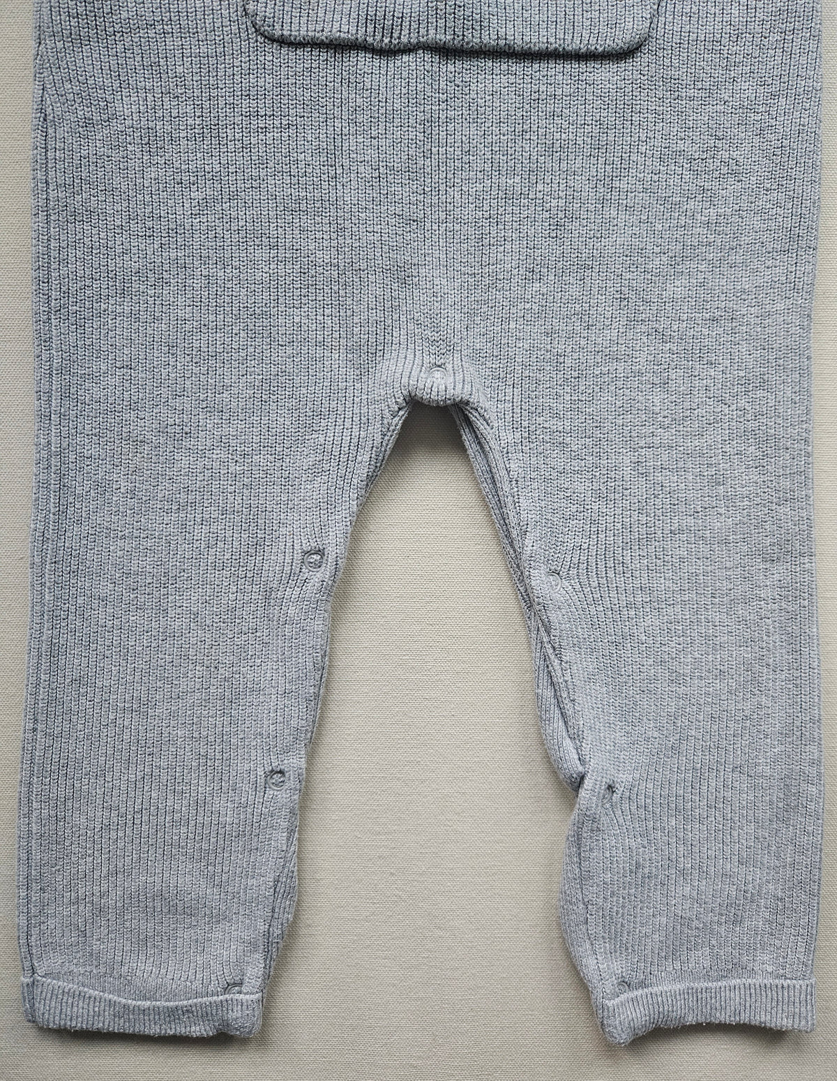 MANGO Strick-Latzhose grau mit Bauchtasche | Gr. 92