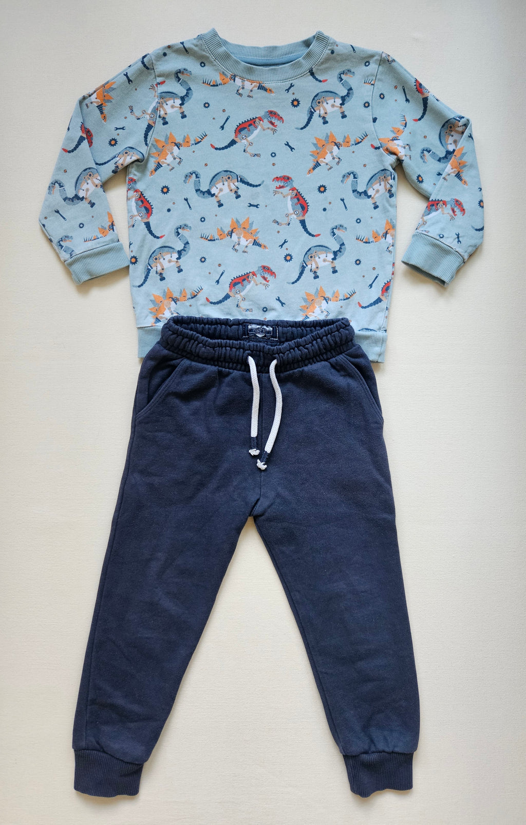 ALANA & NEXT Jungen-Set – Dino-Sweatshirt & Jogginghose 🦕 | Gr. 98