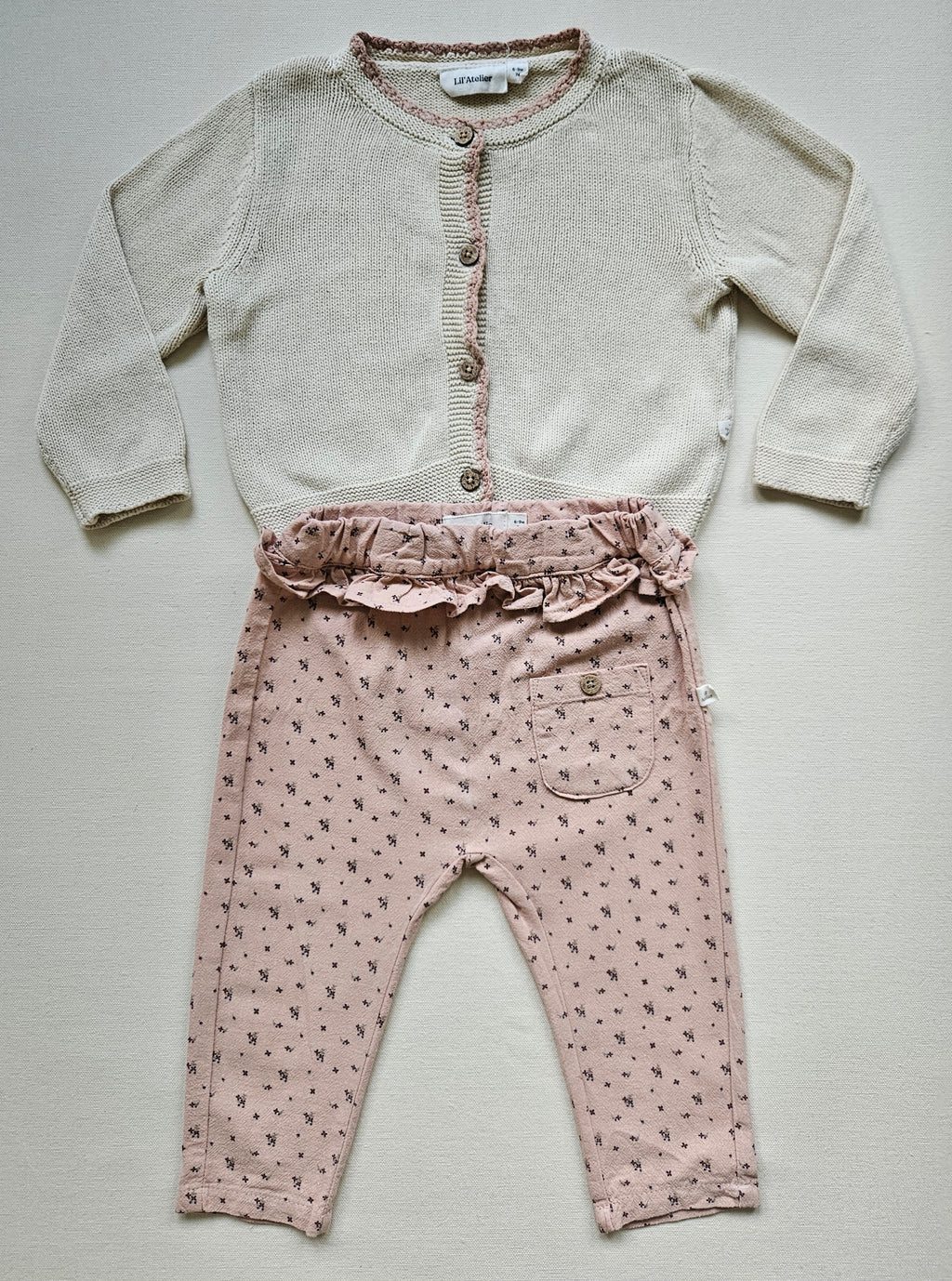 Lil’Atelier 2-teiliges Set mit Strickjacke & Blumenhose | Gr. 74