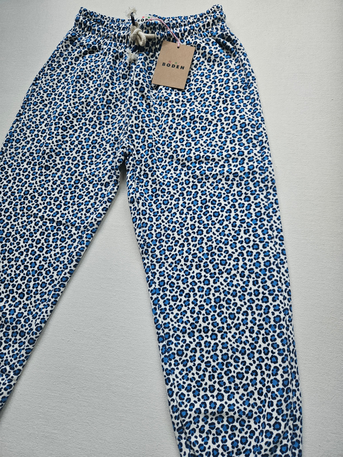 Mini Boden Jogginghose mit blauem Leo-Print 🐆 | Gr. 116