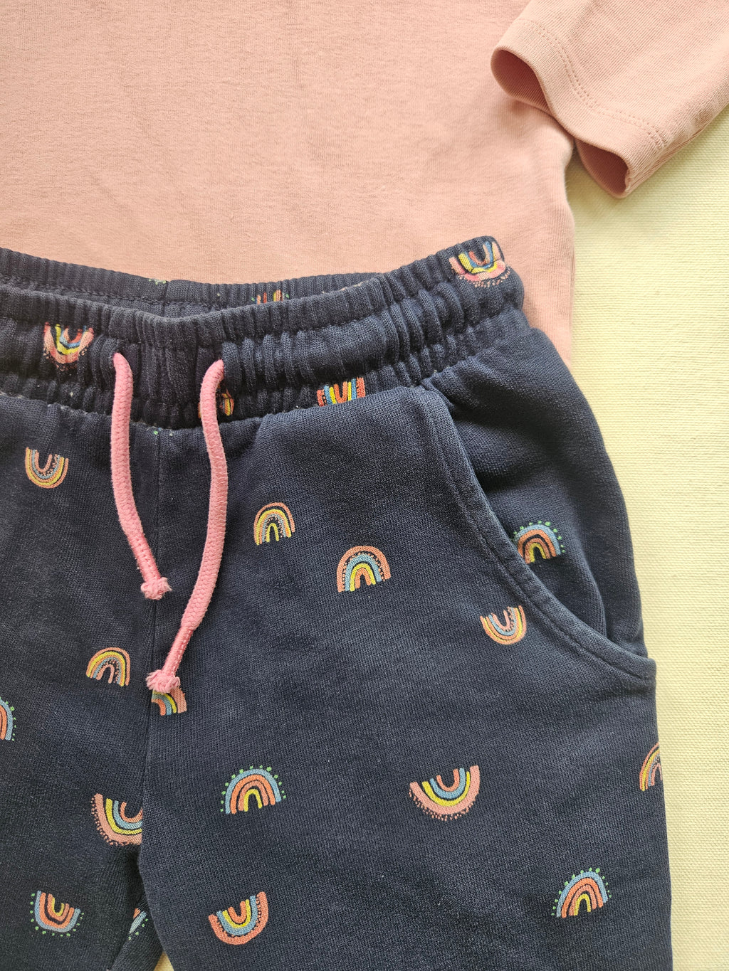 Next 2-teiliges Outfit mit Regenbogenhose 🌈 | Gr. 110