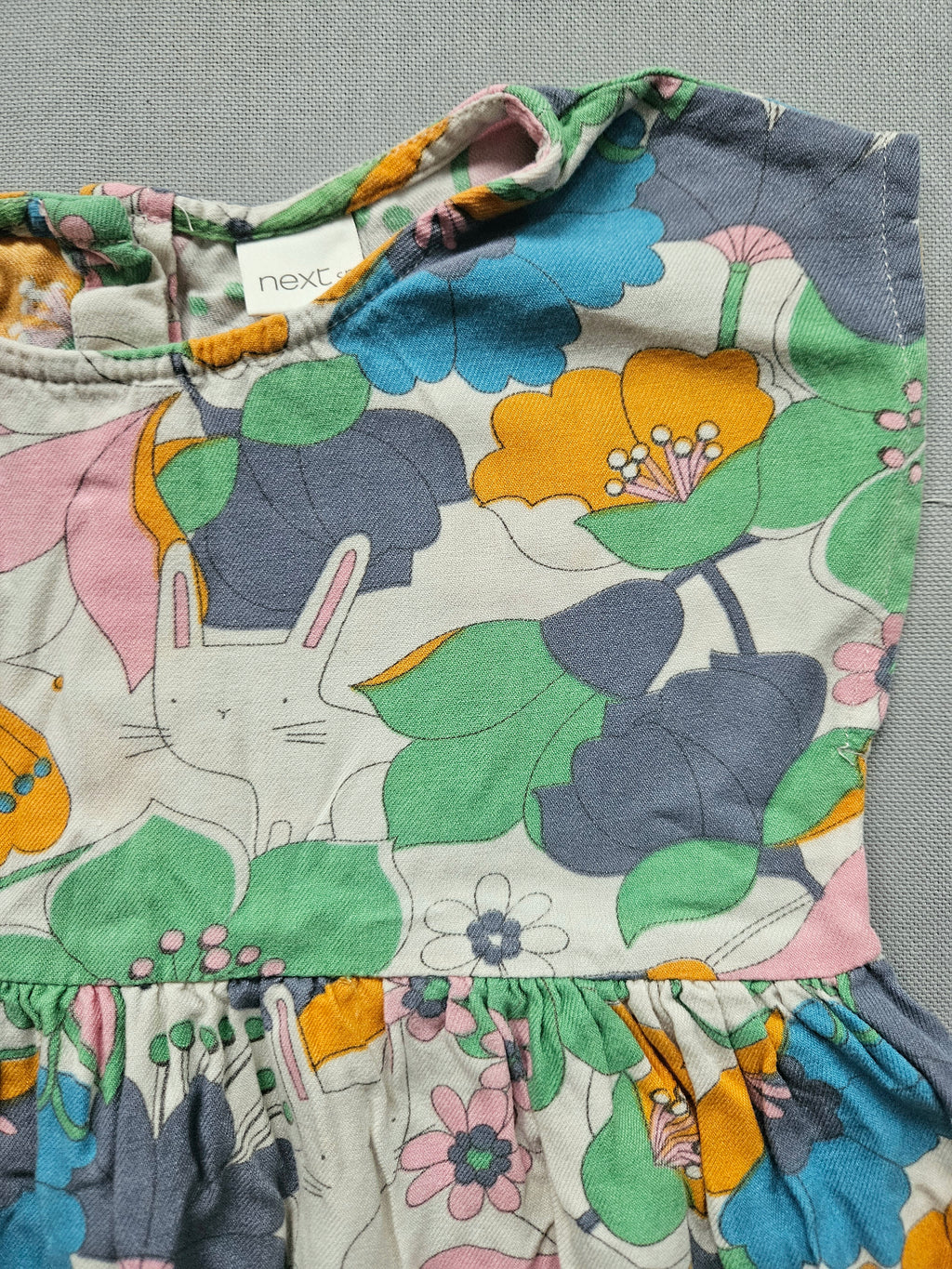 Sommerkleid mit Blumen & Häschen – Größe 104 – NEXT