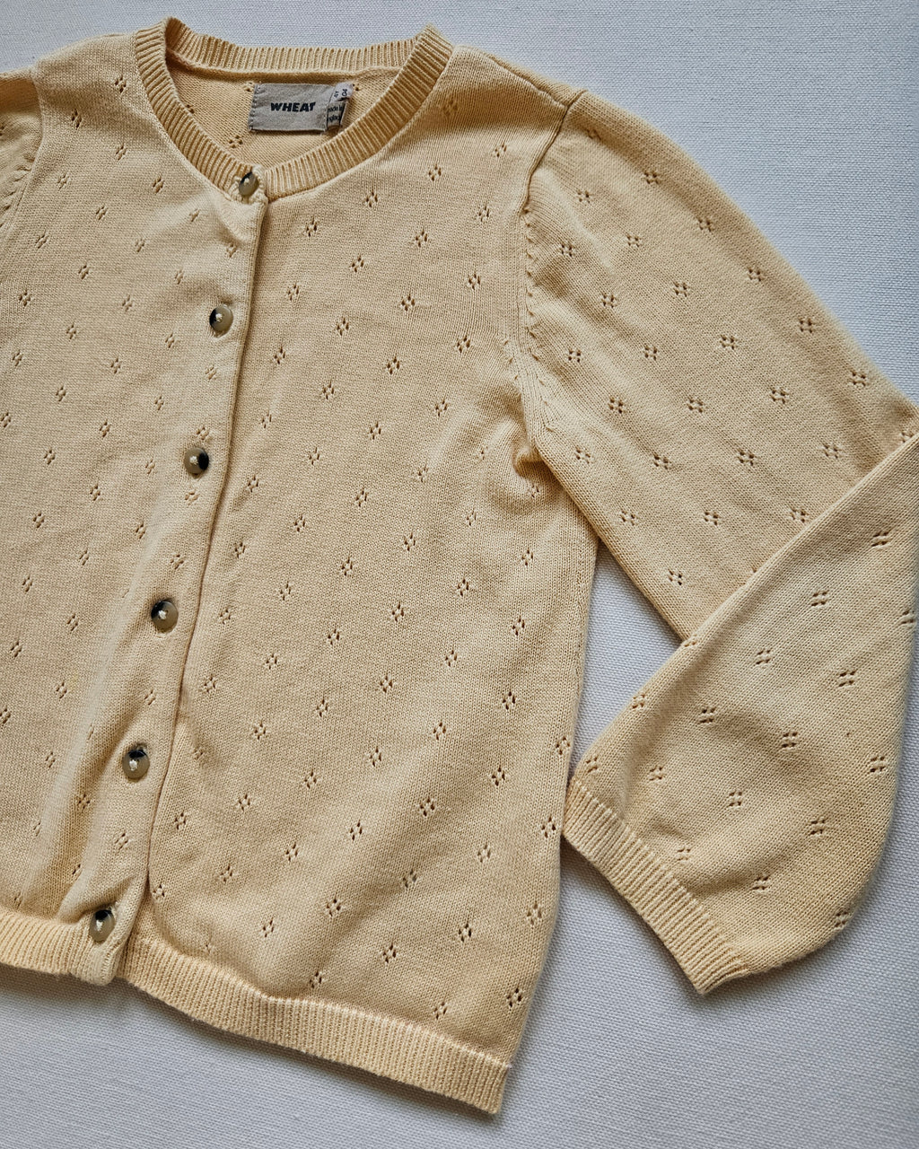WHEAT Strickjacke – Zartgelb mit Lochstrickmuster | Gr. 104