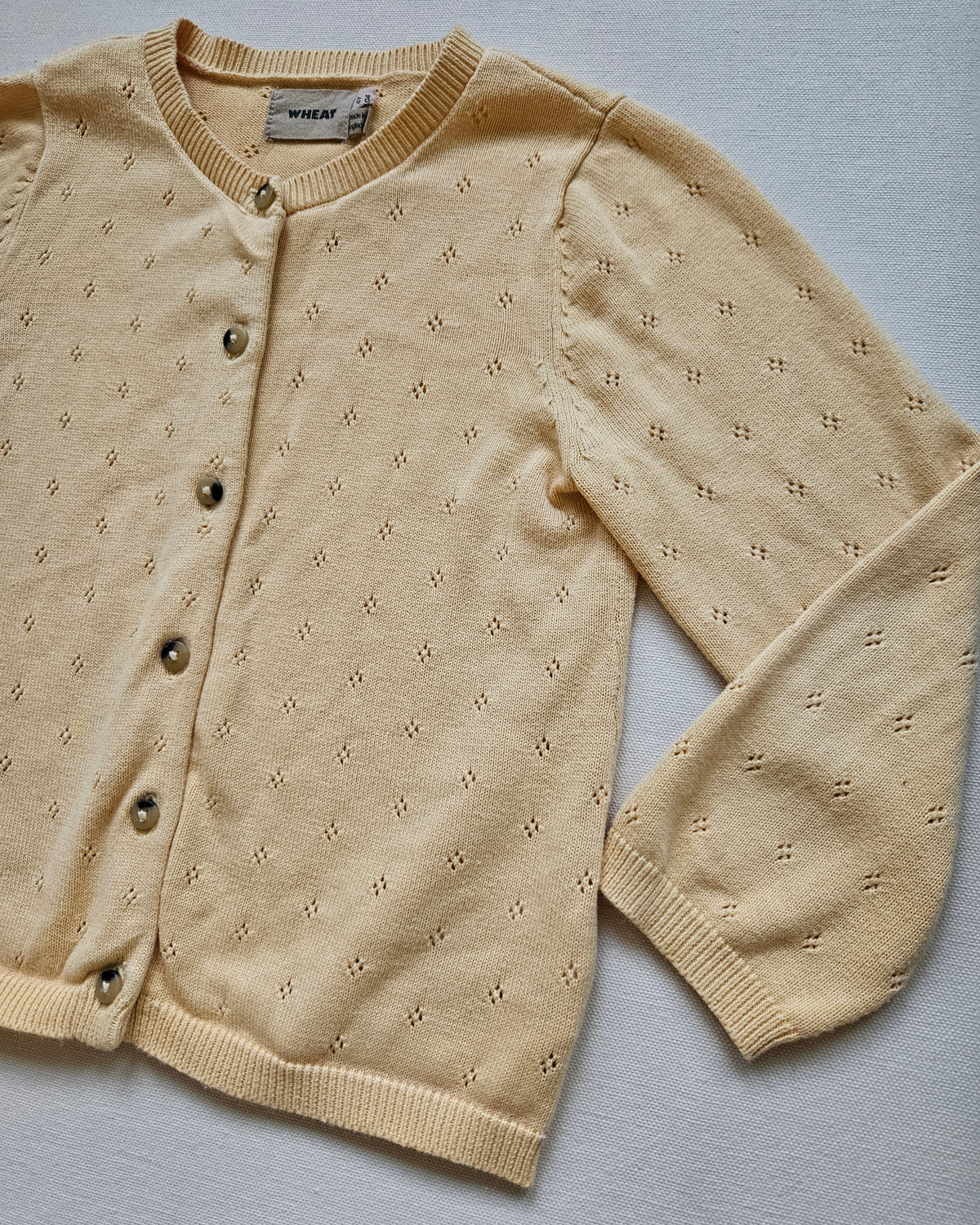 WHEAT Strickjacke – Zartgelb mit Lochstrickmuster | Gr. 104
