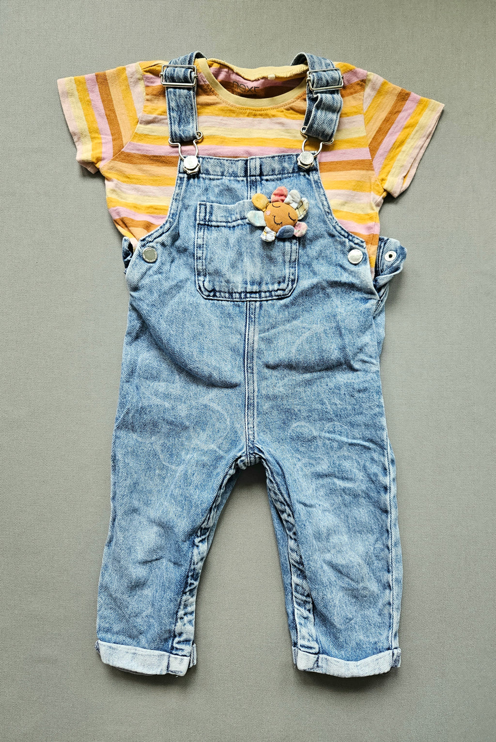 Outfit Jeans-Latzhose + T-Shirt - Größe 86 - NEXT